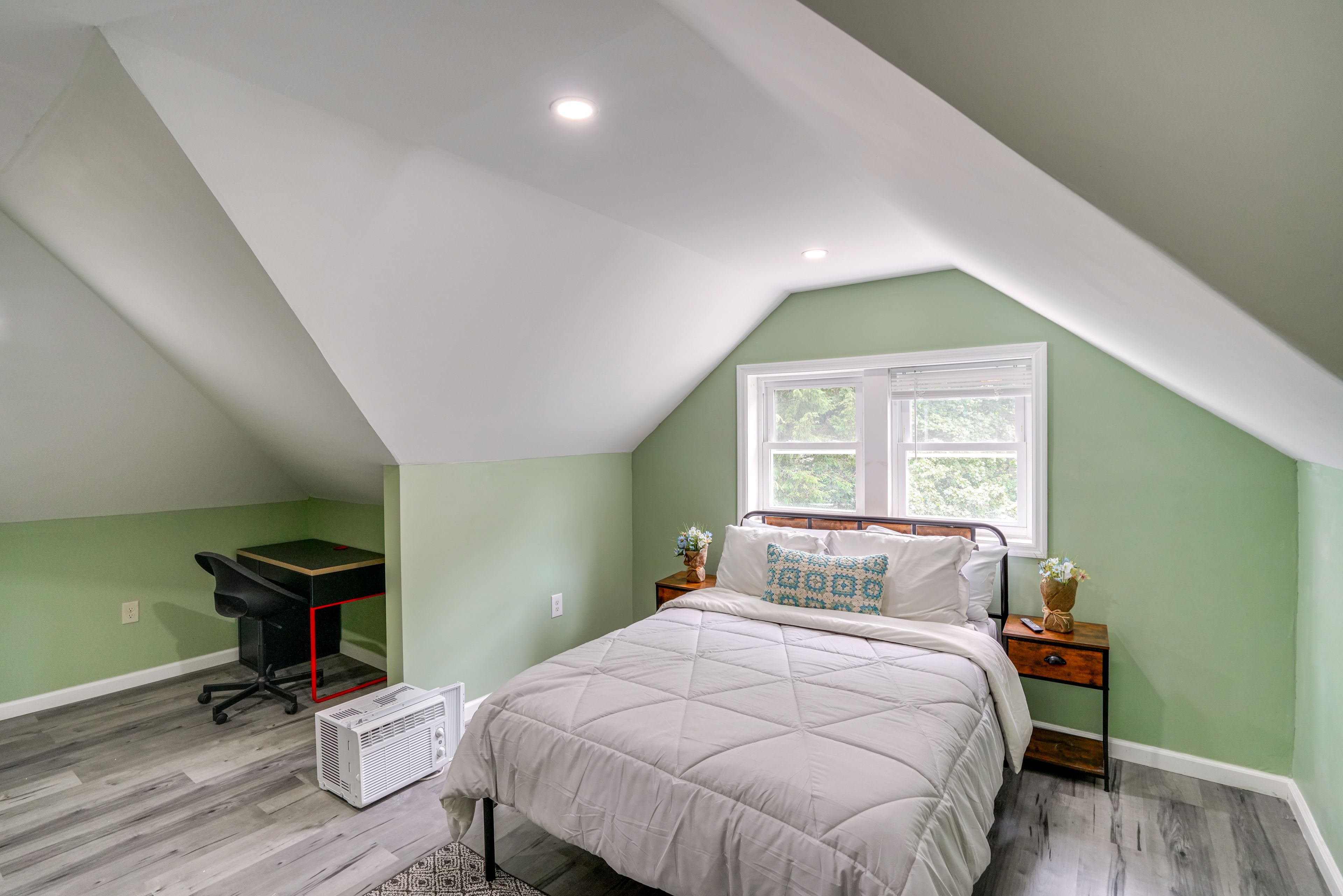 Bedroom 3 | Full Bed | Smart TV | Desk