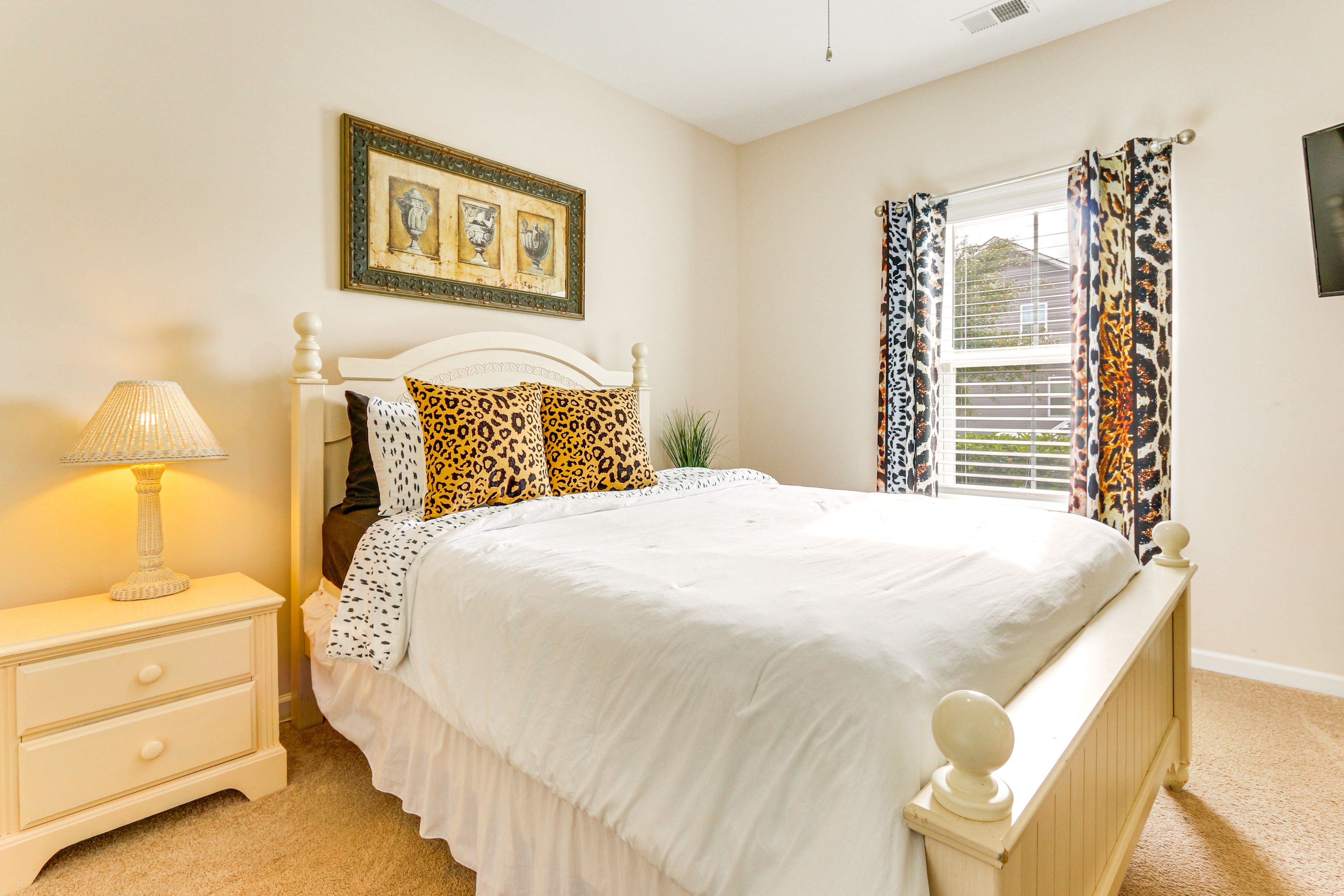 Bedroom 2 | Queen Bed | Smart TV