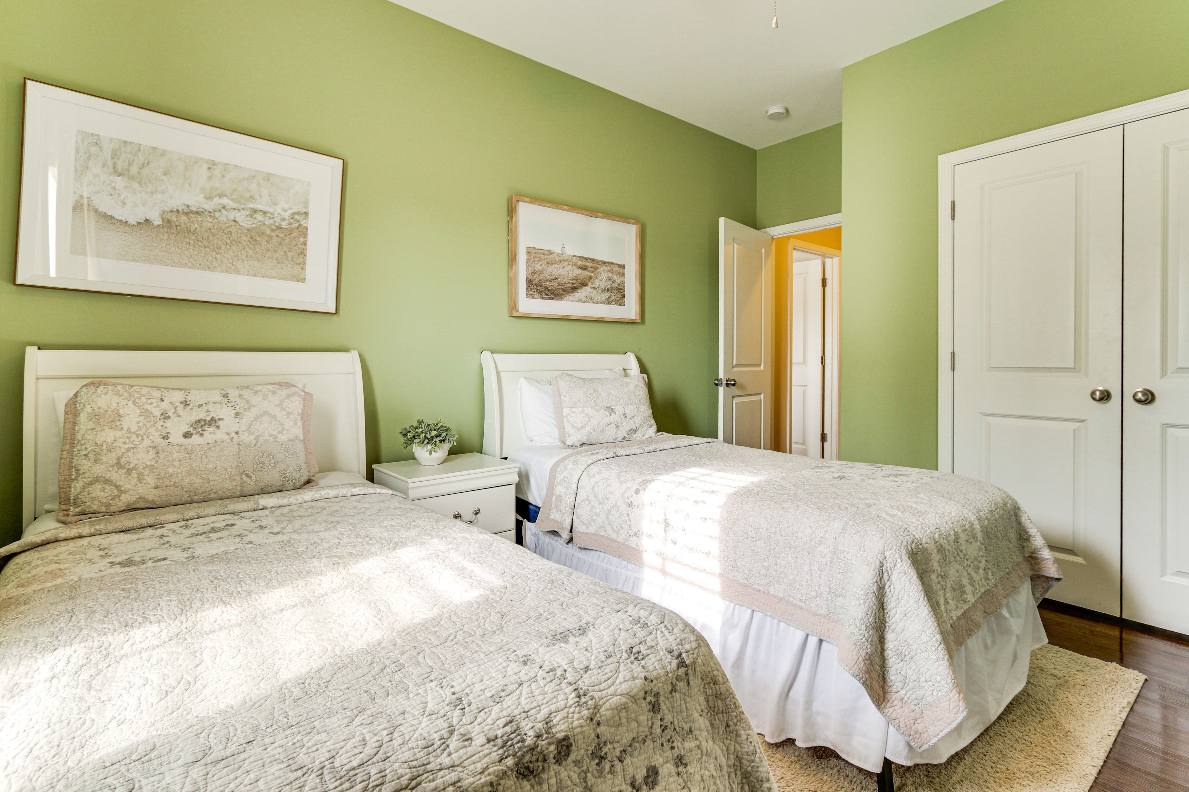 Bedroom 3 | 2 Twin Beds | Smart TV