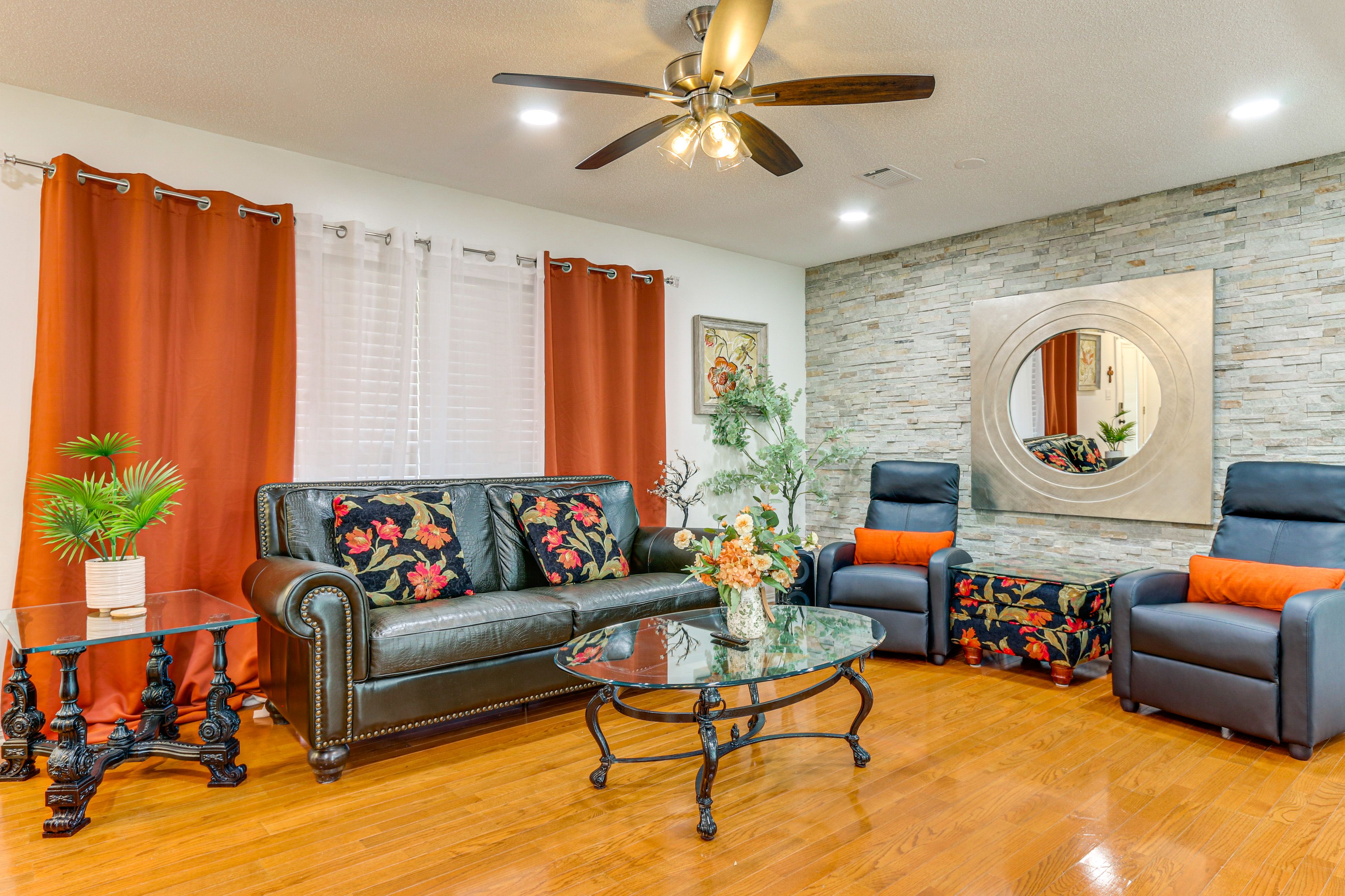 Living Room | Smart TV | Free WiFi | Central A/C & Heating