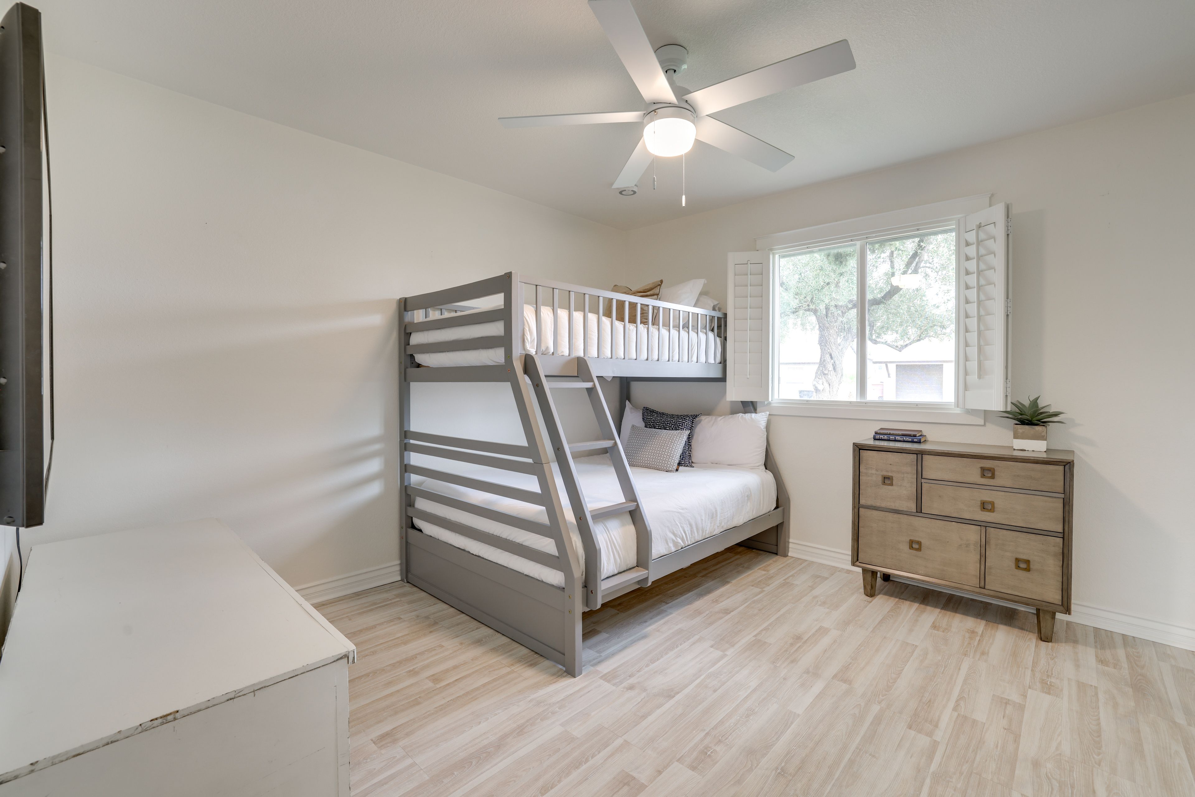 Bedroom 3 | Twin/Full Bunk Bed