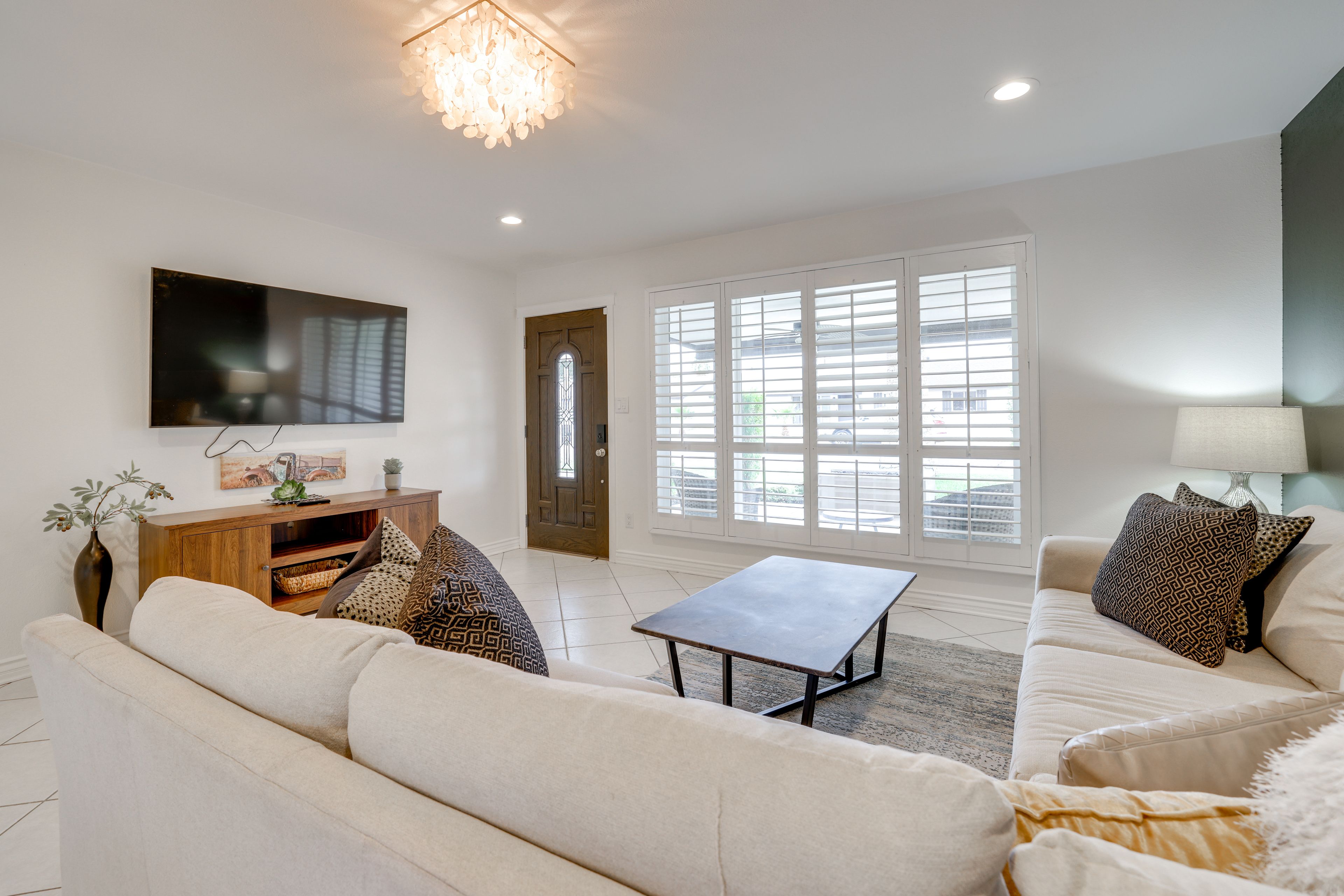Living Room | Free WiFi | Smart TV | Single-Story Home