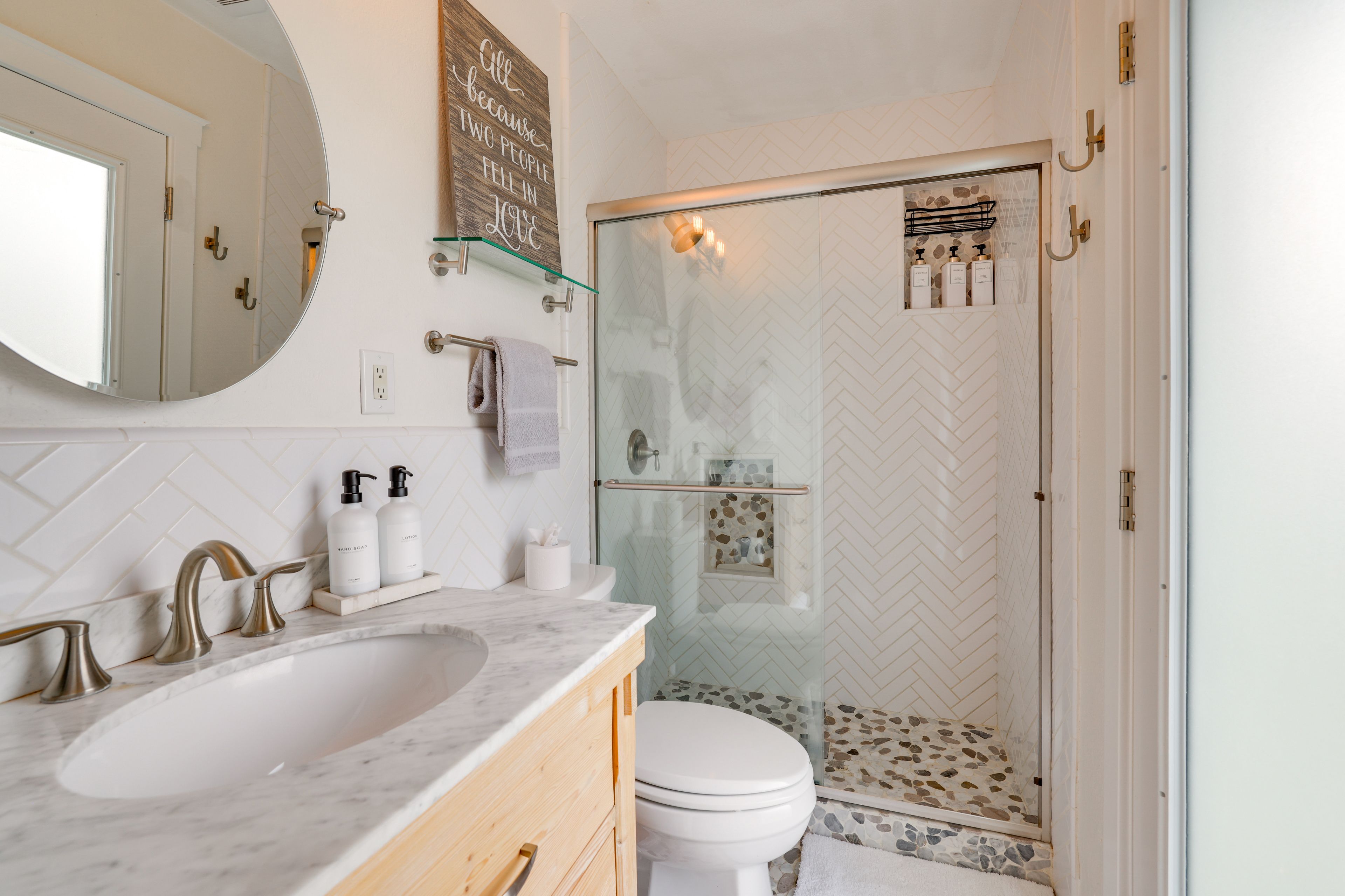 Full Bathroom | Towels Provided