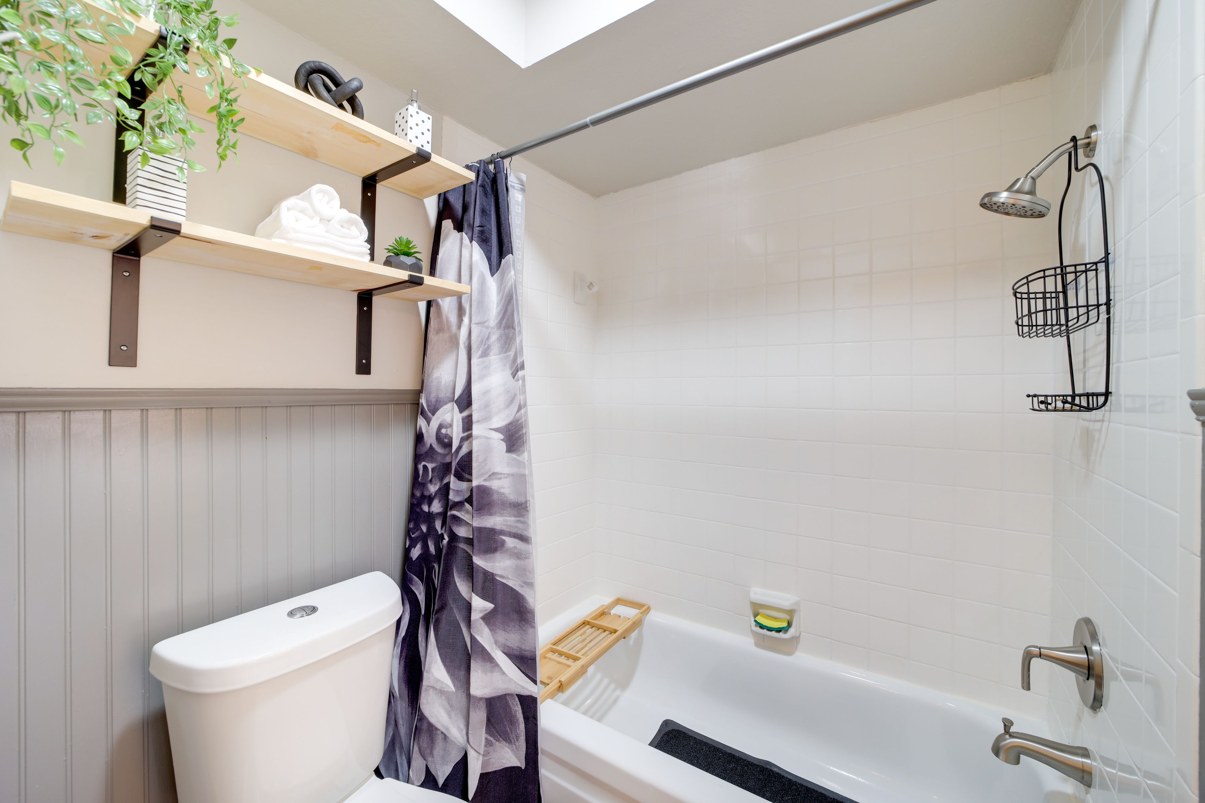 Full Bathroom | 2nd Floor