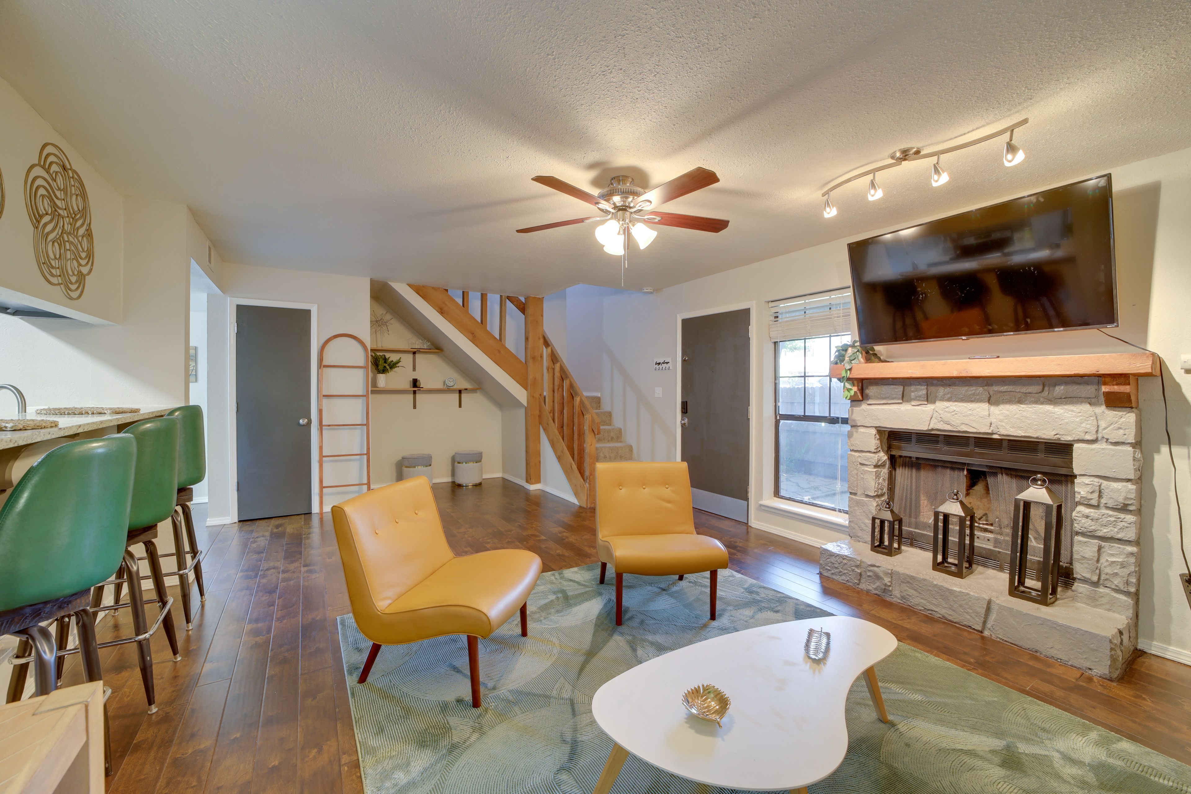 Living Room | Free WiFi | Smart TV | Central A/C | 1st Floor