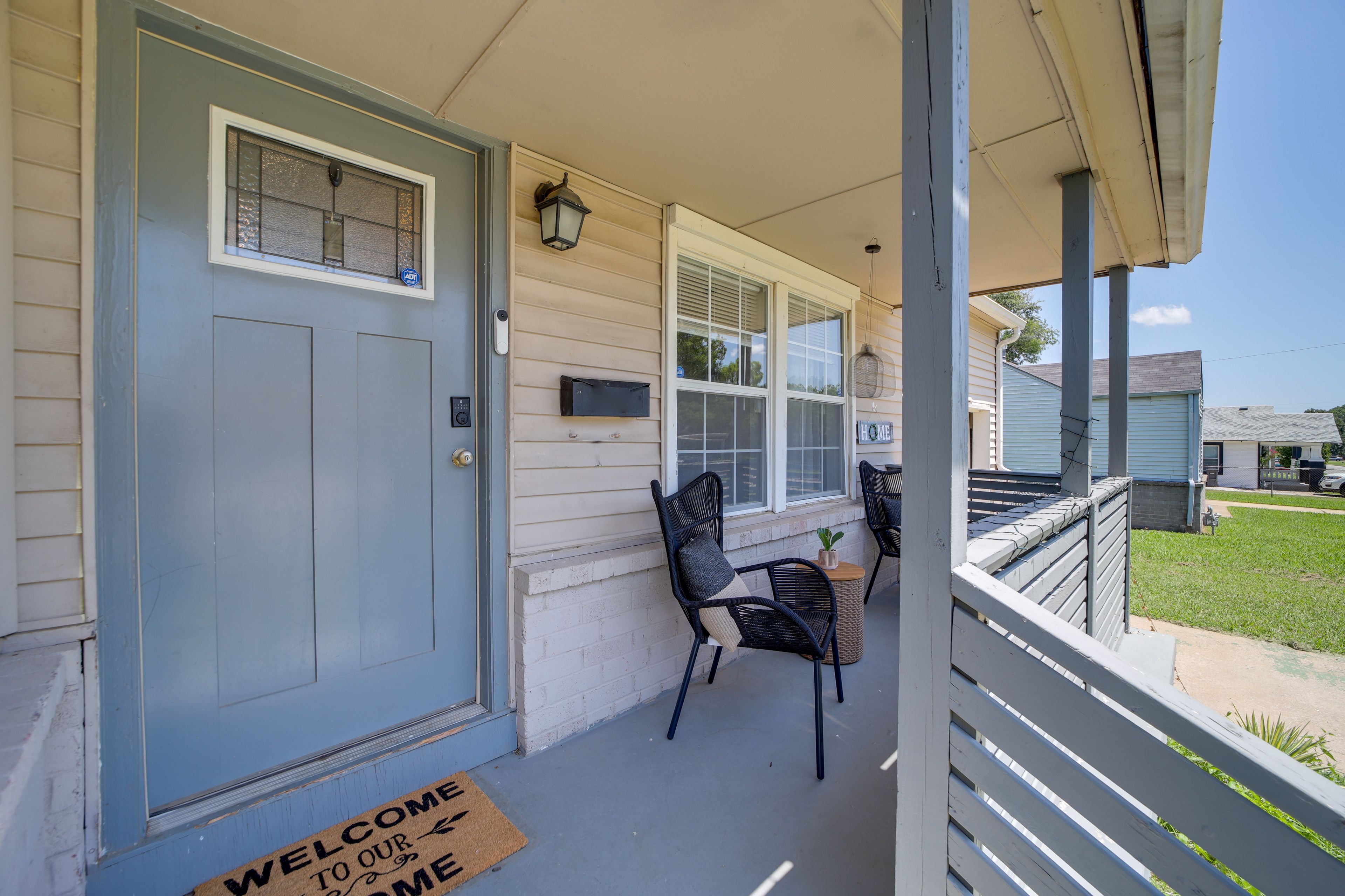 Porch w/ Seating