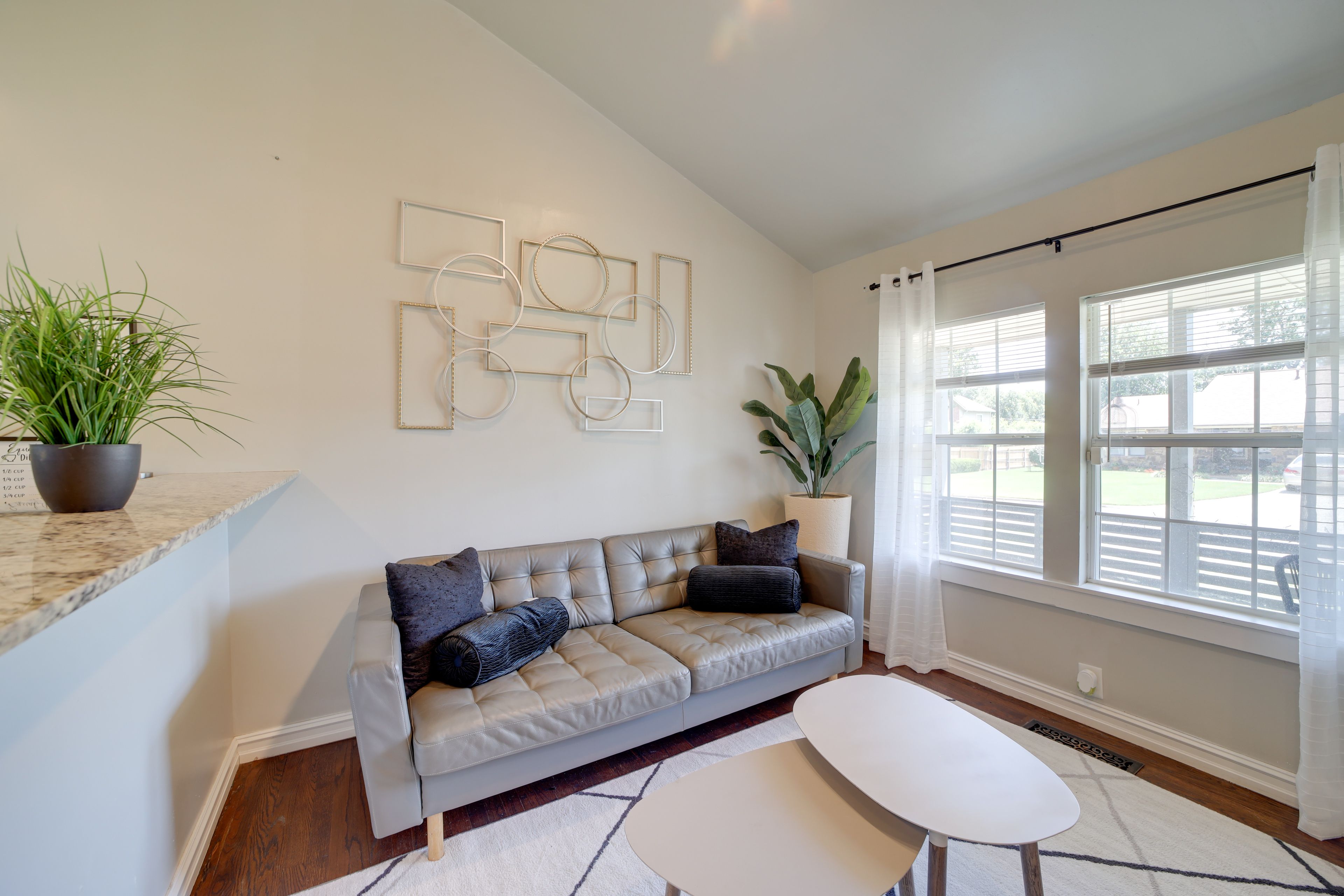 Living Room | Free WiFi | Smart TV | Central A/C