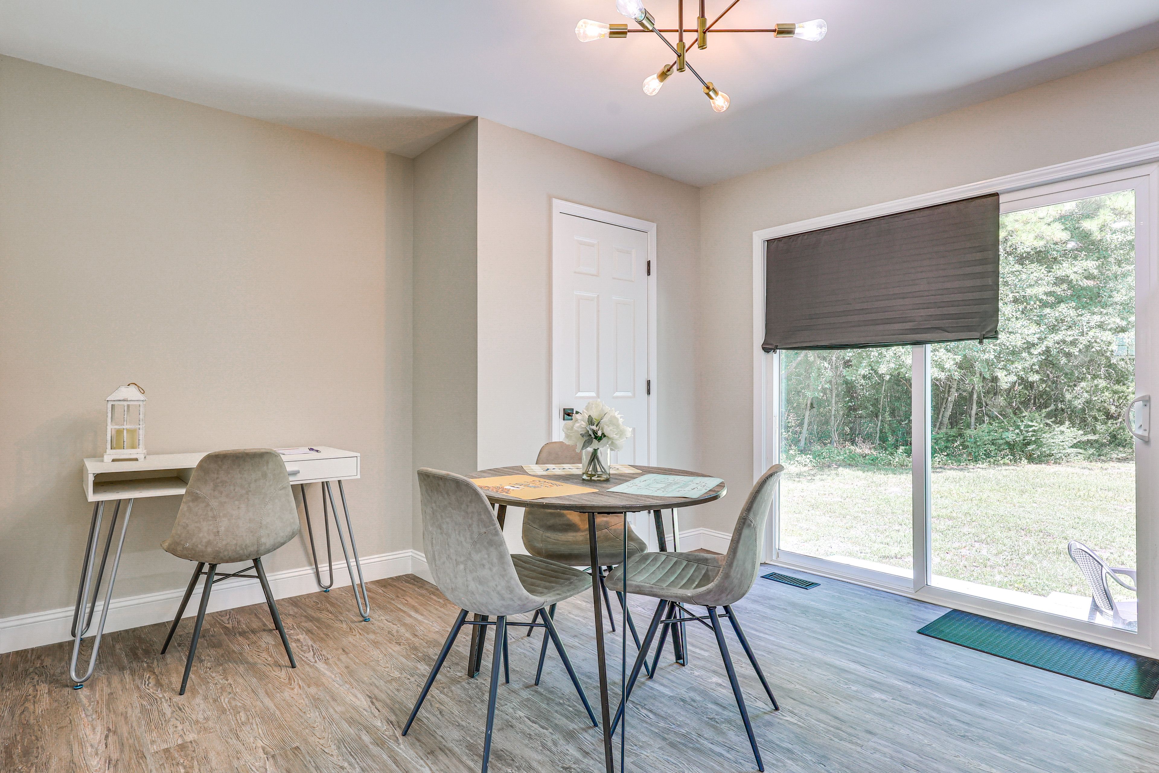 Dining Area | Dishware/Flatware Provided