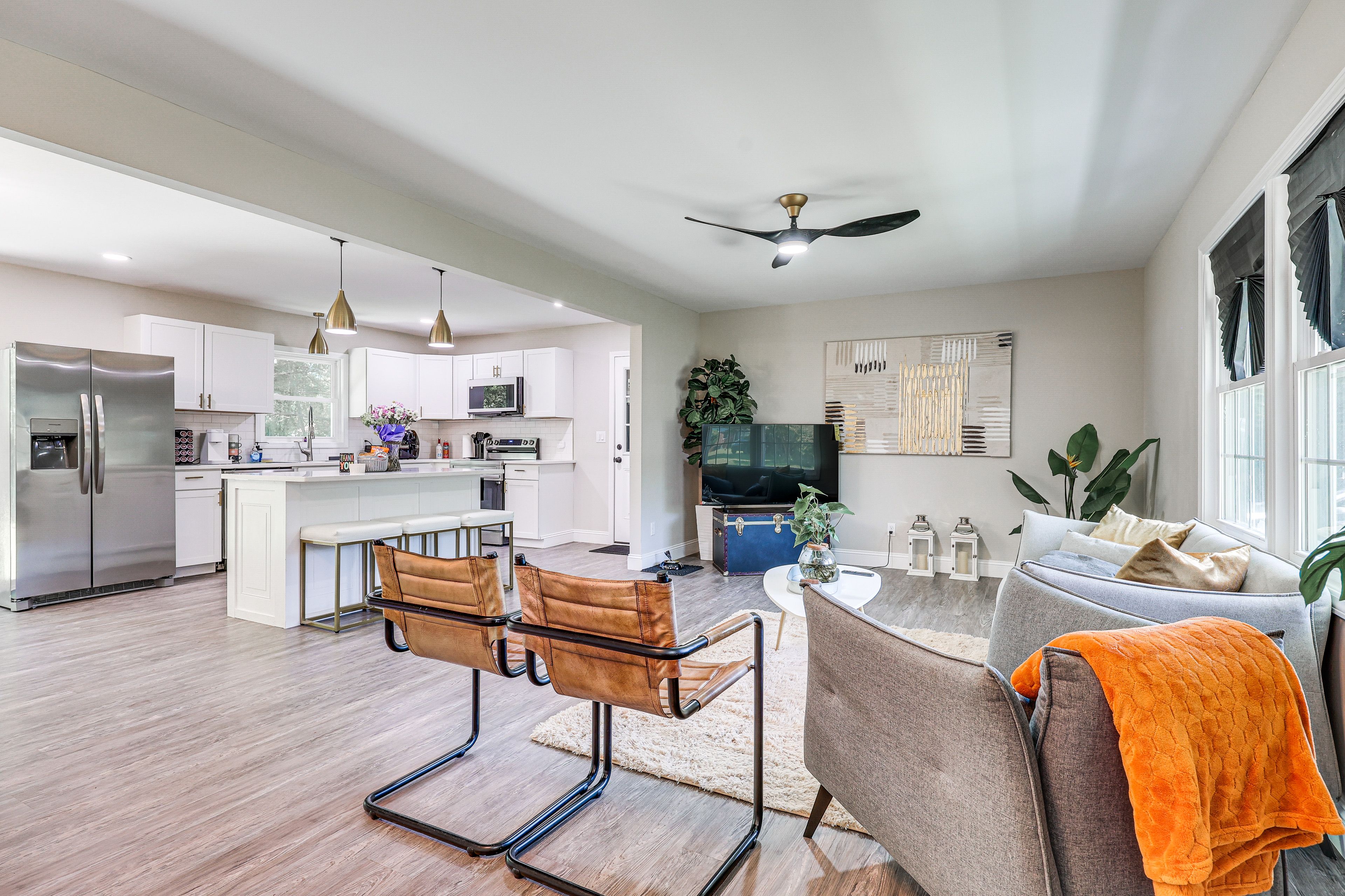 Living Room | Free WiFi | Central Heating & A/C | Smart TV