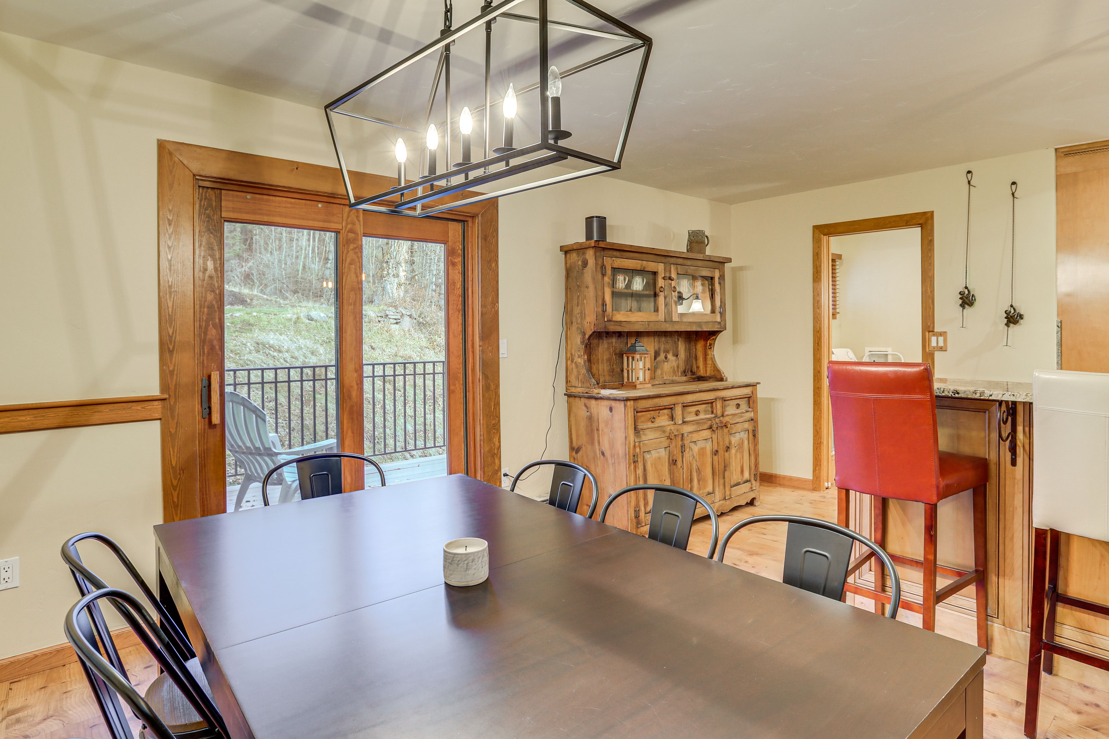 Dining Area | Dishware/Flatware Provided | 1st Floor