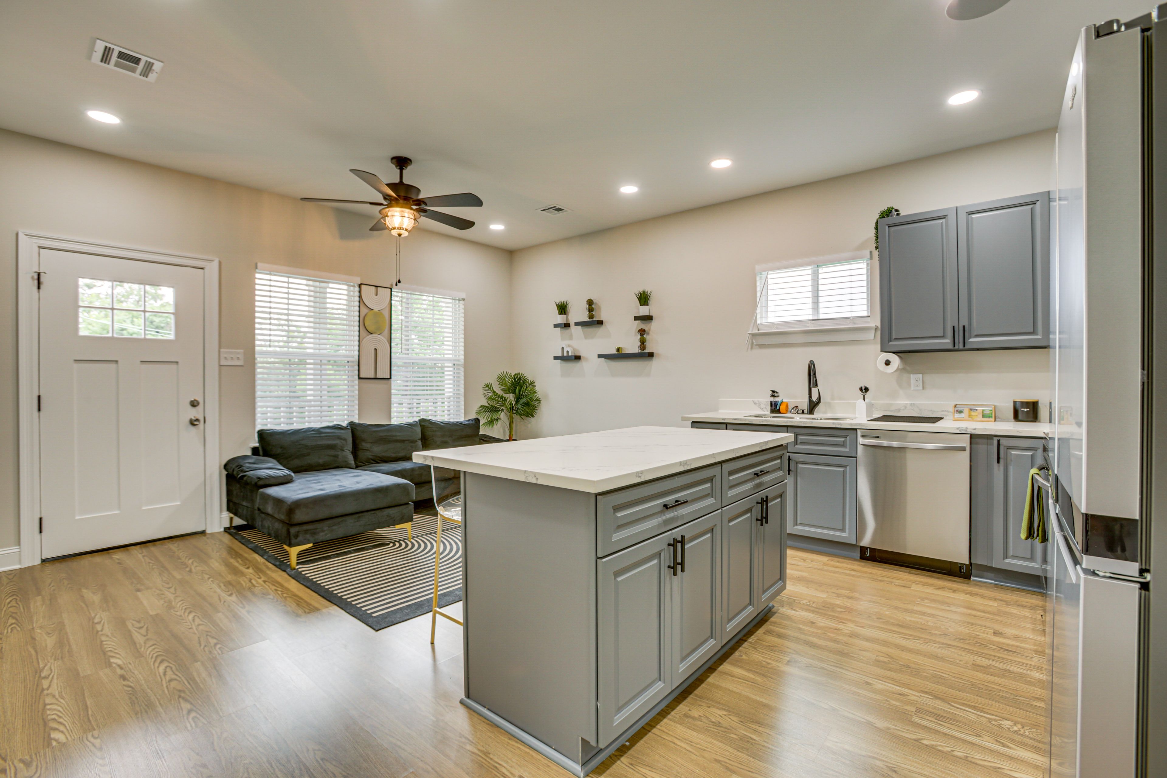 New Orleans Vacation Rental | 2BR | 2BA | Steps & Stairs to Enter | 872 Sq Ft