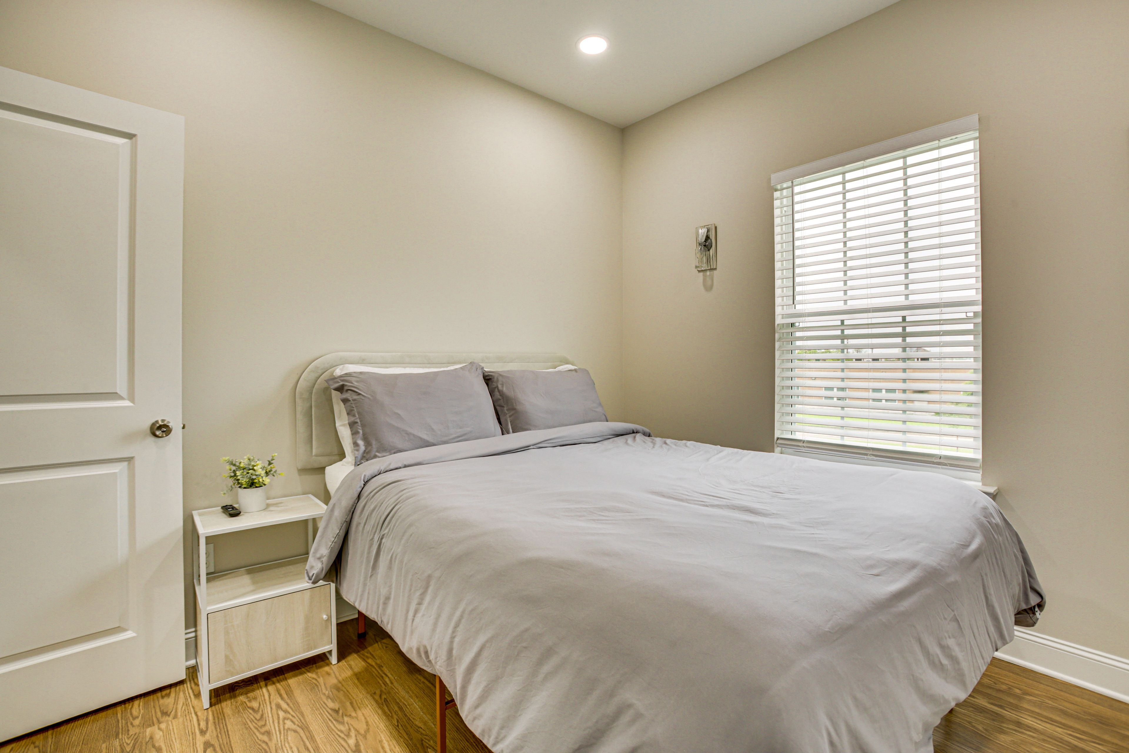 Bedroom 2 | Queen Bed | Smart TV