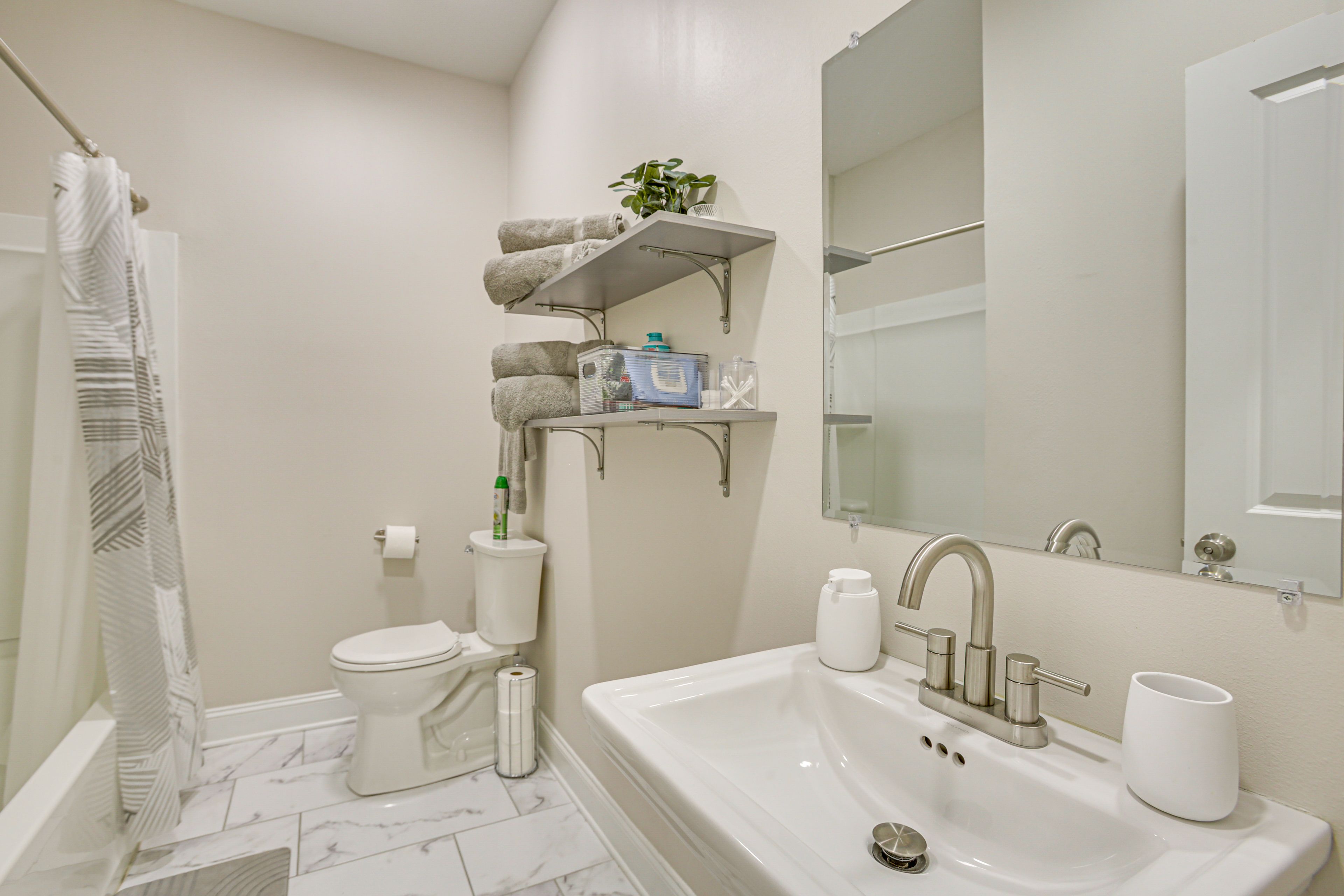 Full Bathroom | Complimentary Toiletries