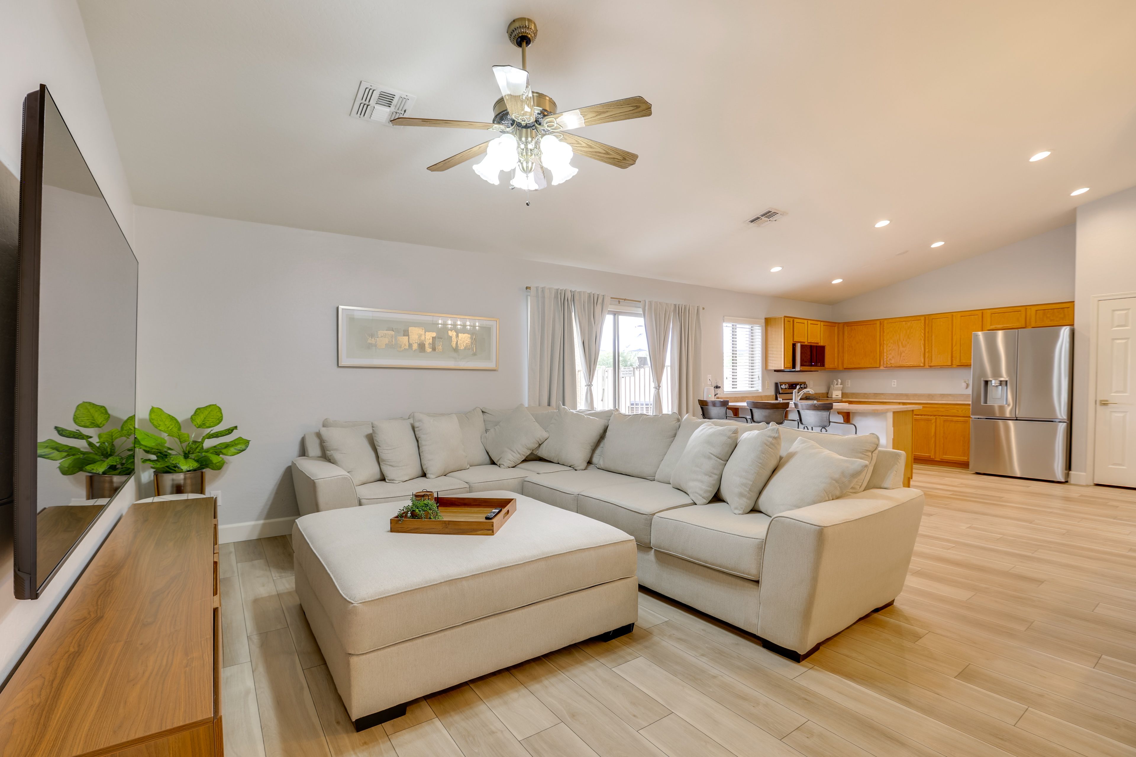 Living Room | Smart TV | Free WiFI | Central Air Conditioning/Heat