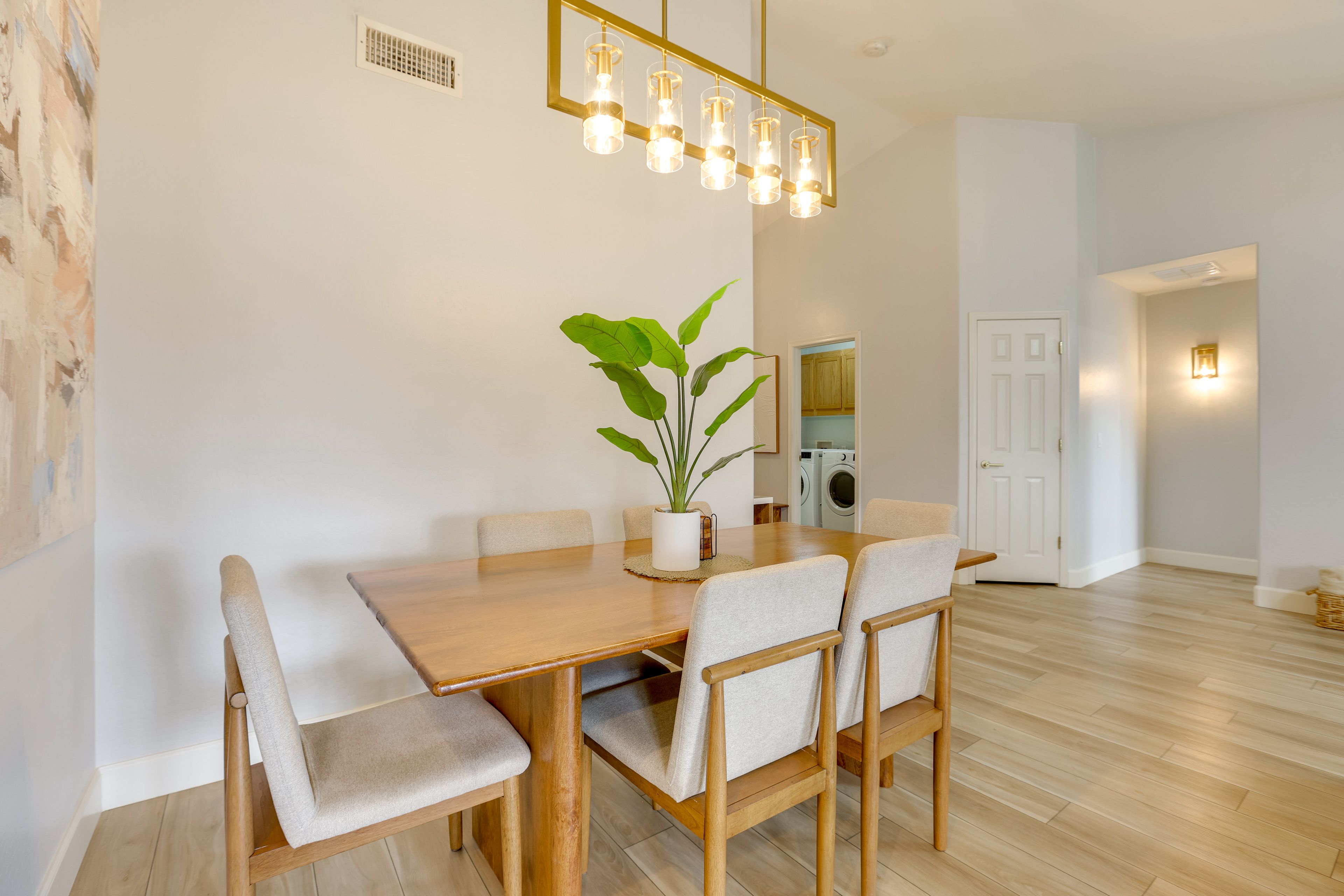Dining Area | Dishware/Flatware Provided