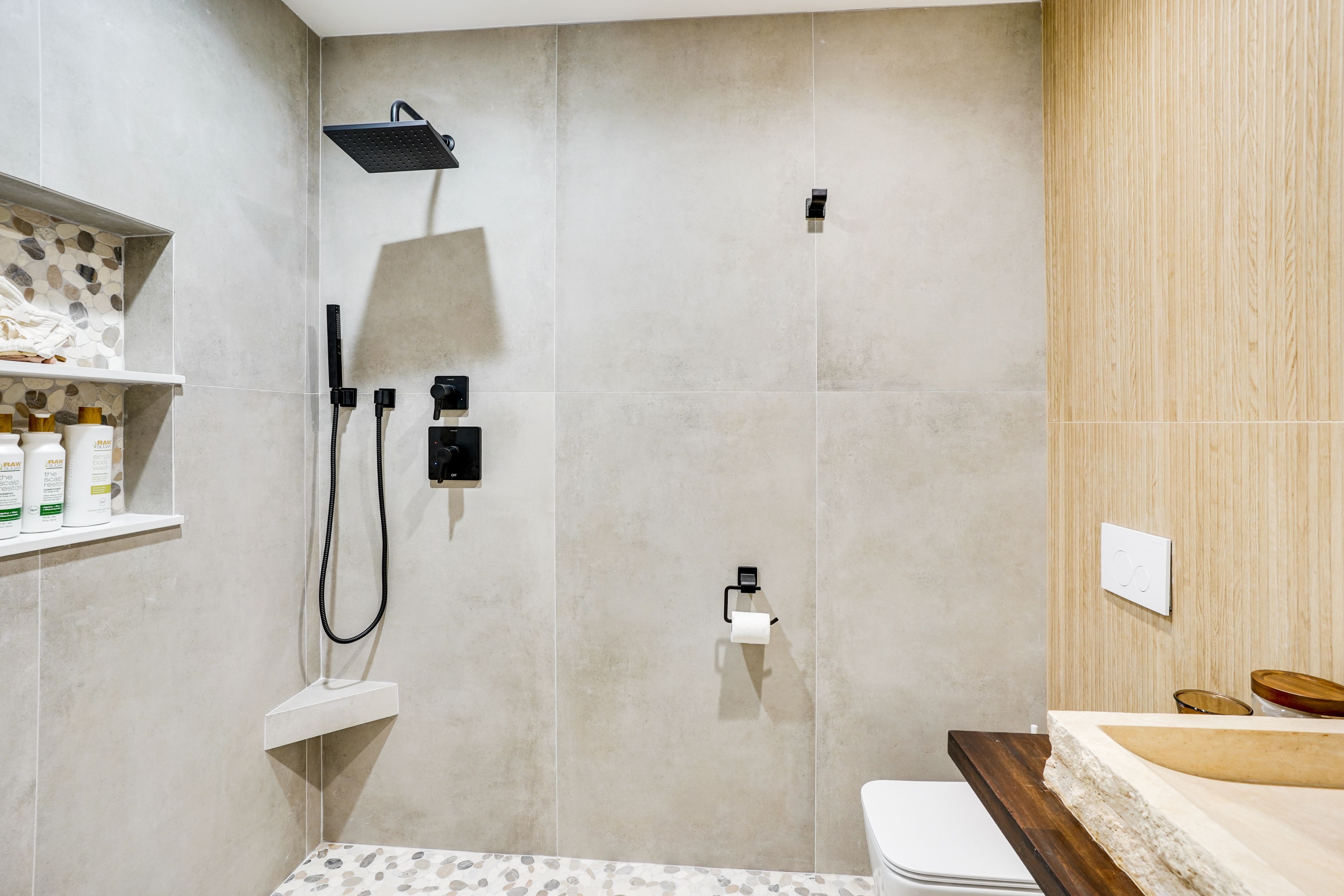 Full Bathroom | Towels Provided