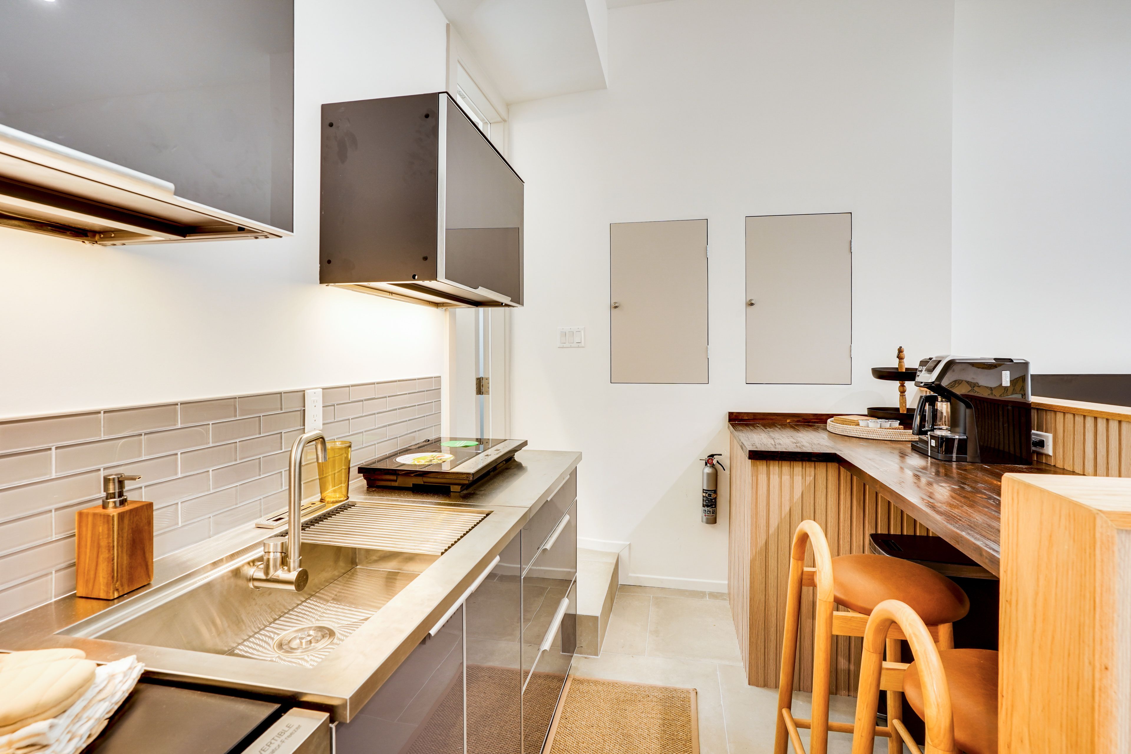 Kitchenette | Dishware & Flatware | 4 Interior Steps