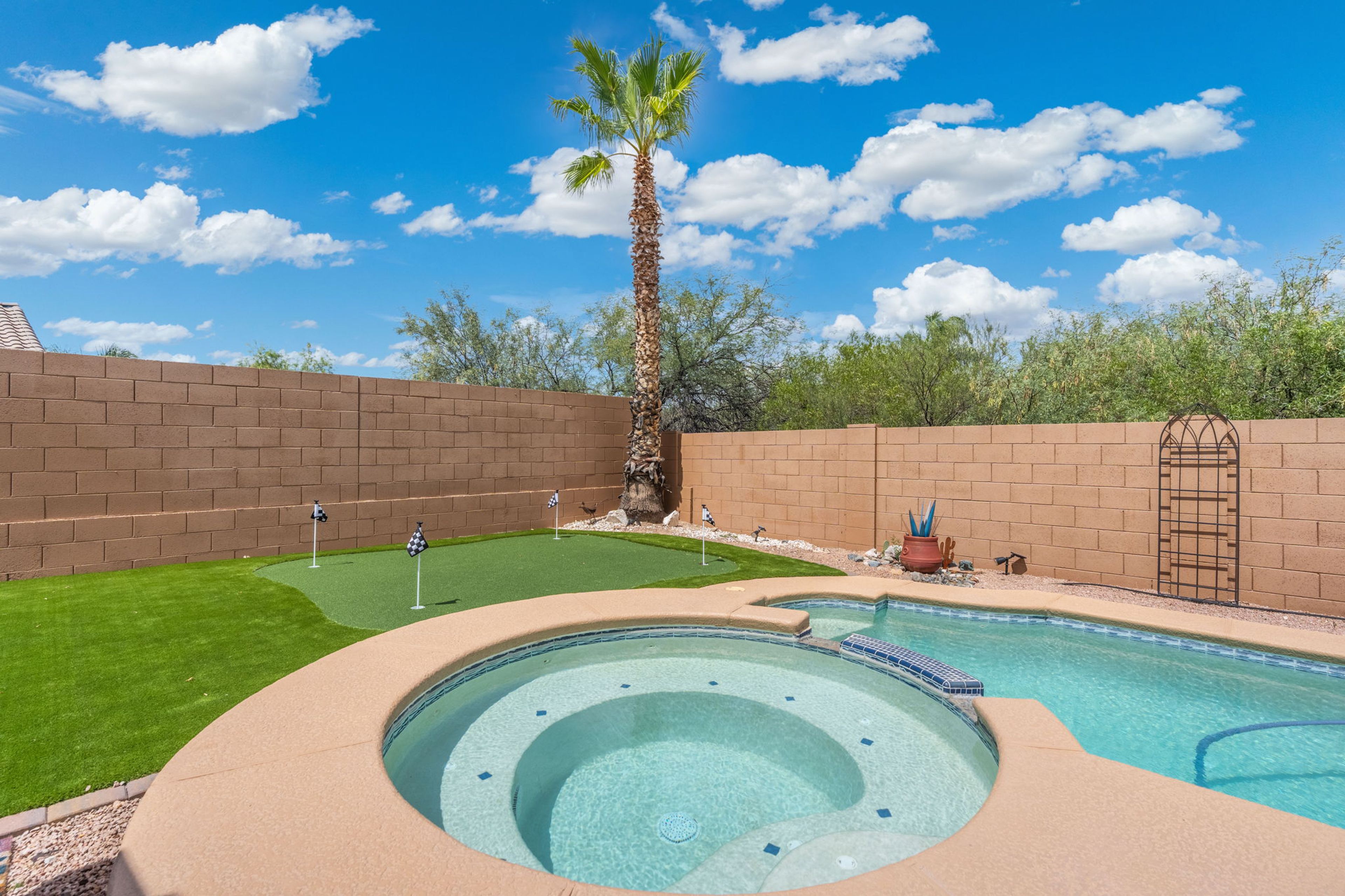 Pool | Mini Putting Green