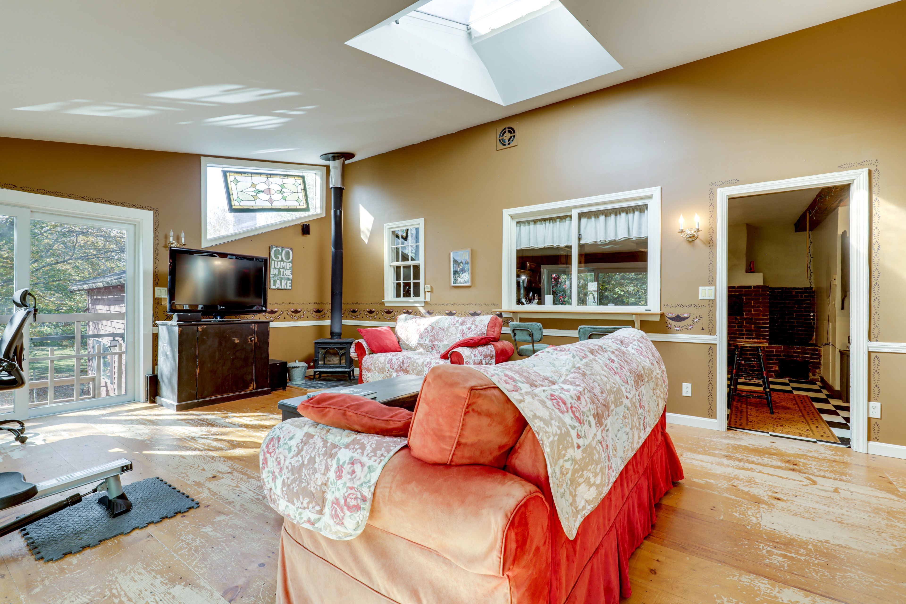 Living Room | Futon | TV | 1st Floor