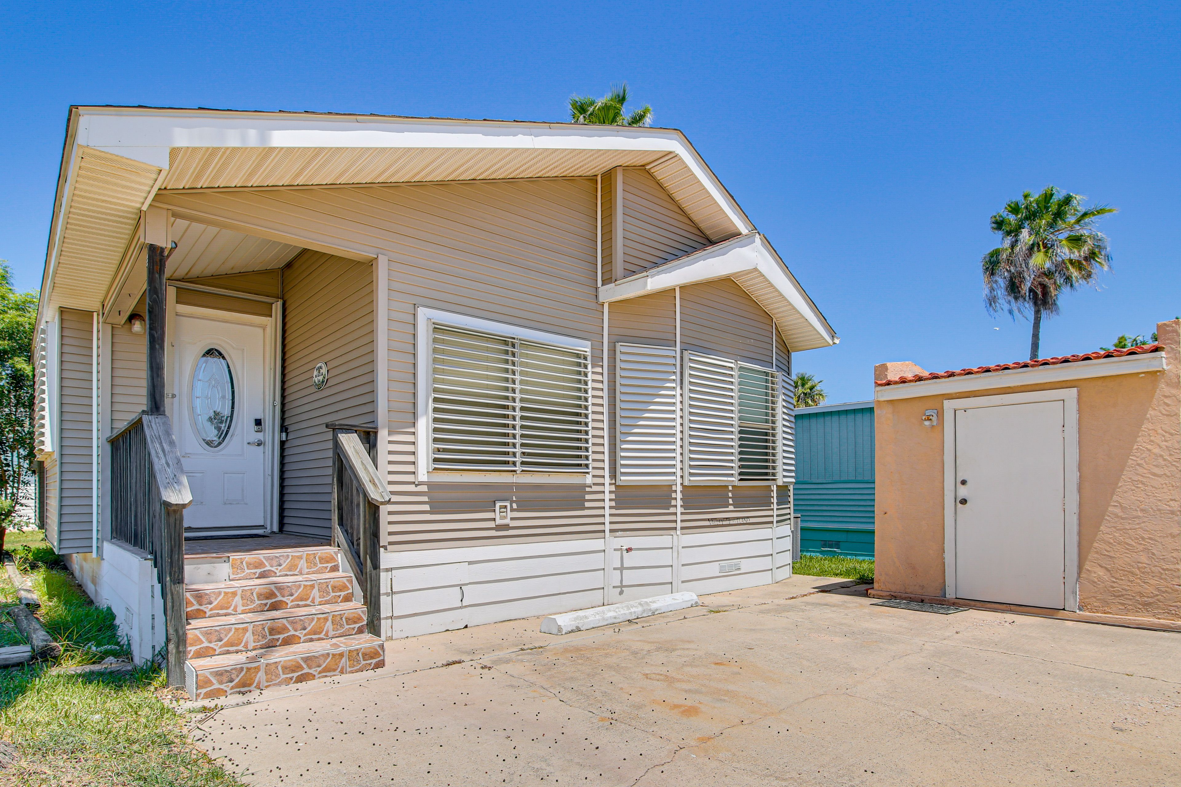 Exterior | Parking | Driveway (2 Vehicles)