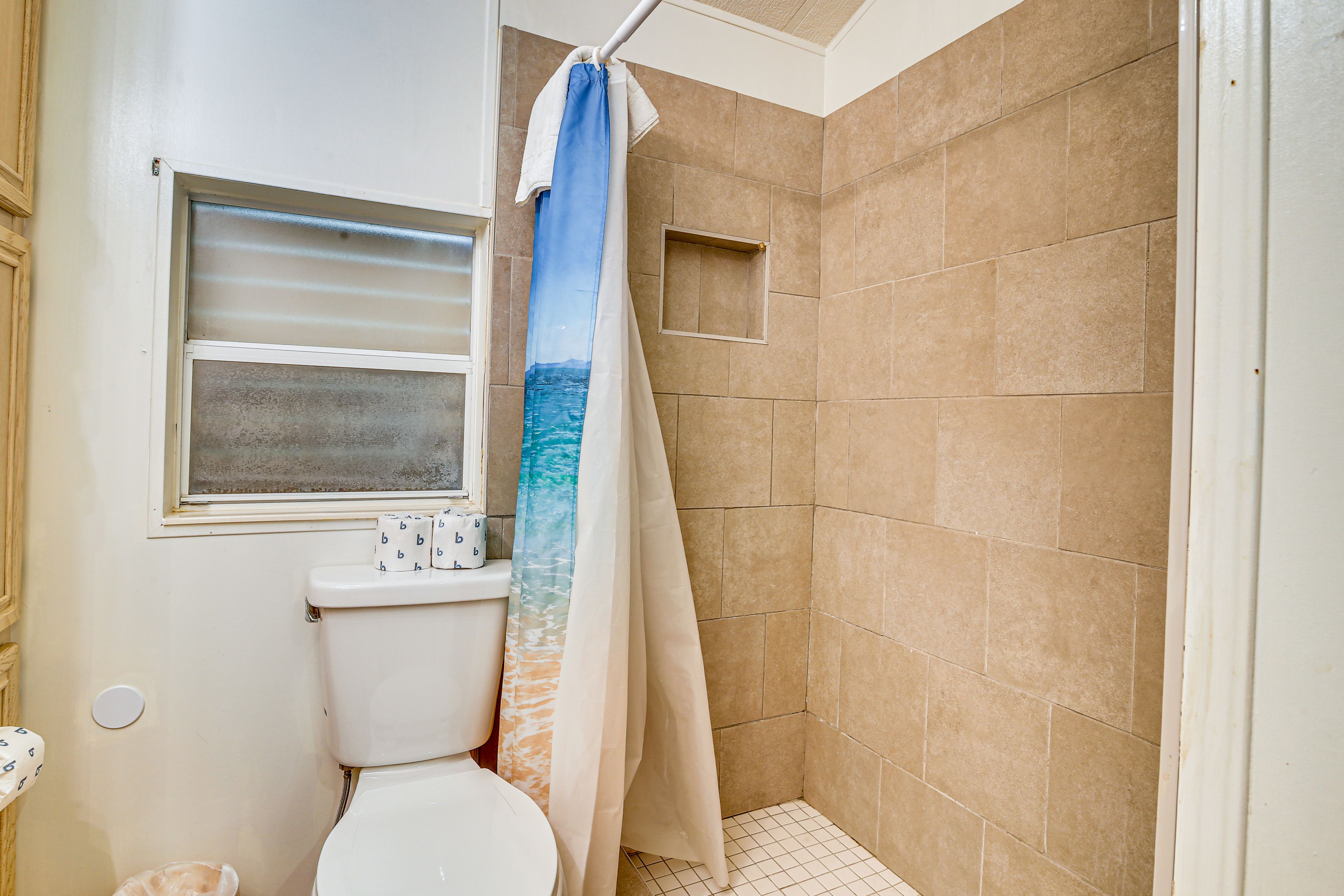 Full Bathroom | Towels Provided