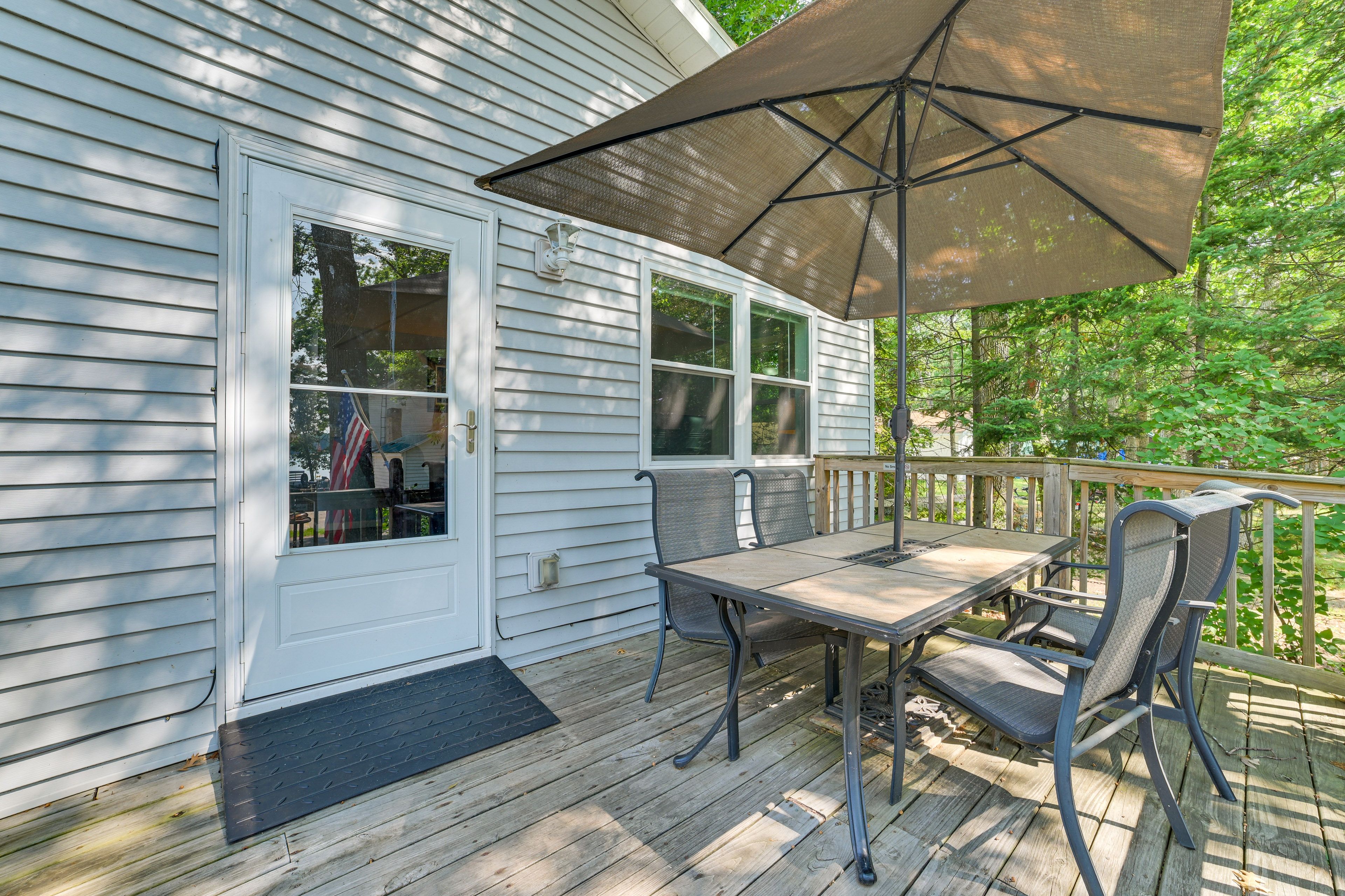 Deck | Outdoor Dining Space