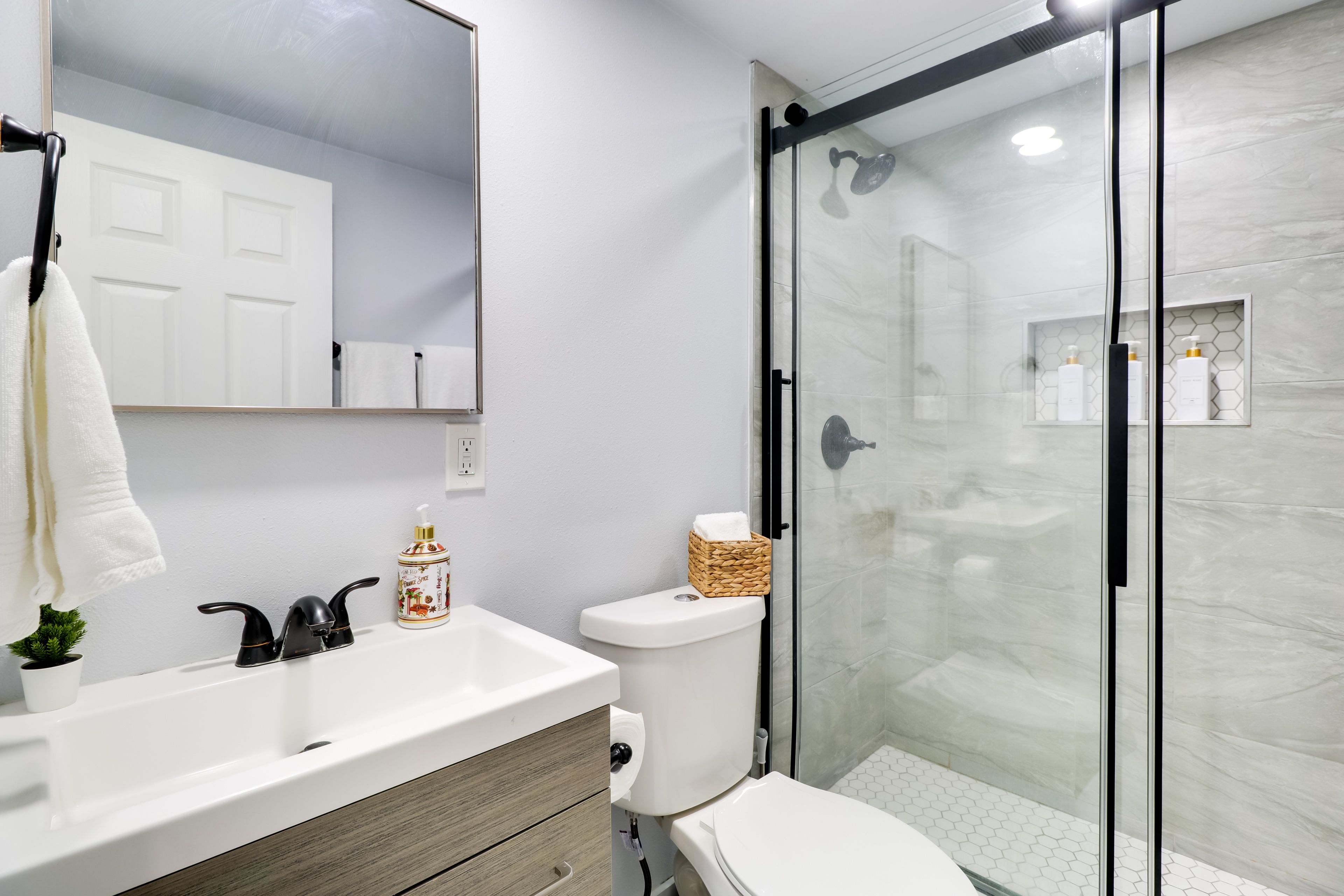 Full Bathroom | Towels Provided