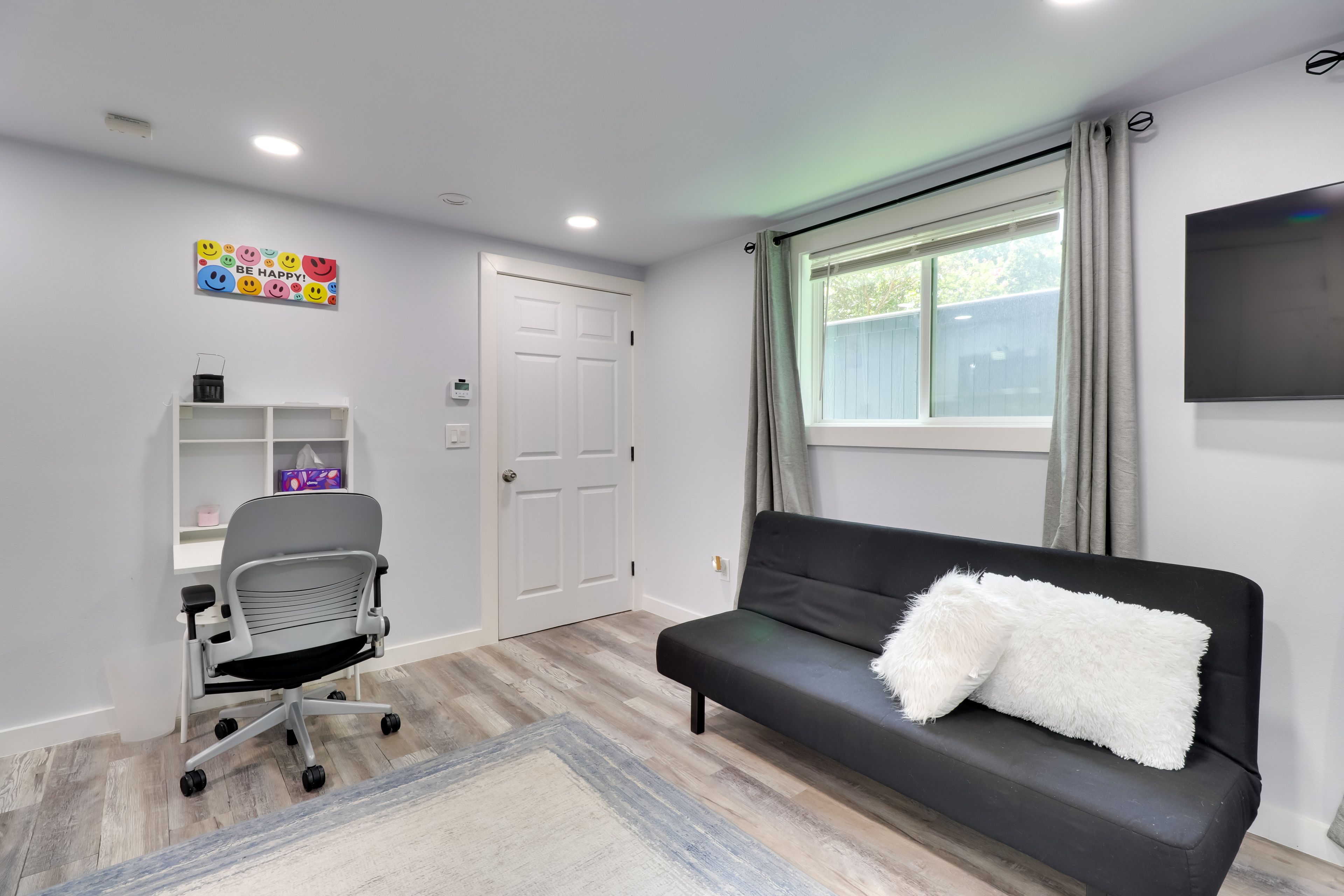 Living Room | Free WiFi | Smart TV | Queen Bed | Twin Futon