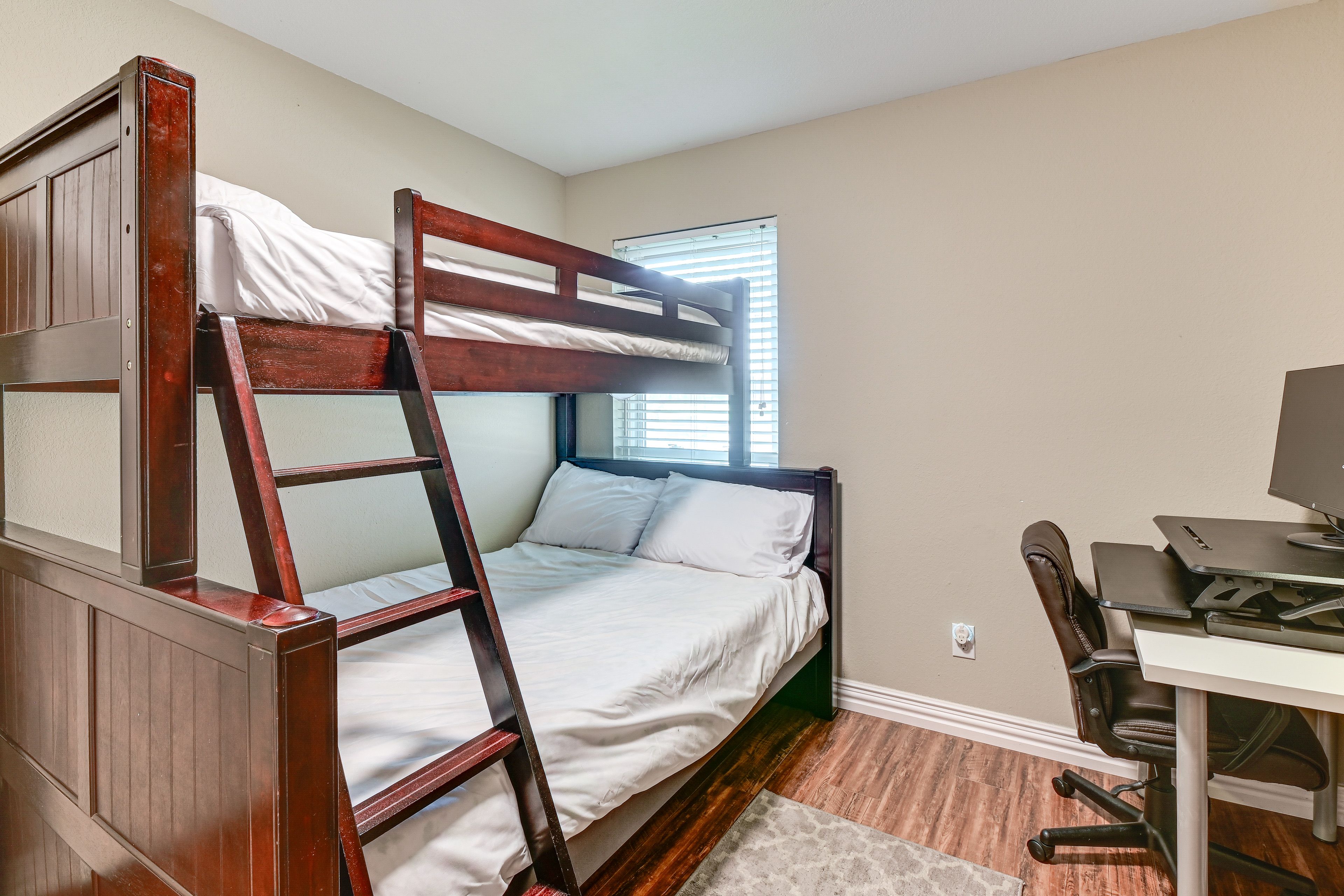 Bedroom 3 | Twin/Full Bunk Bed