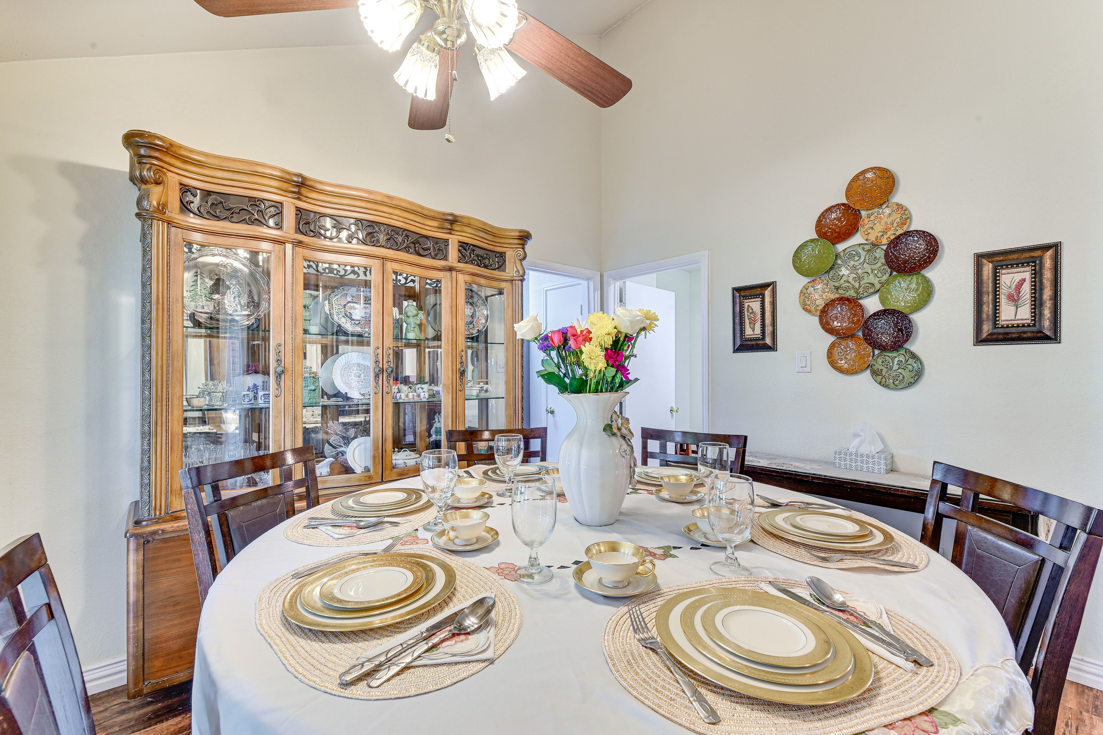 Dining Area | Dishware & Flatware Provided