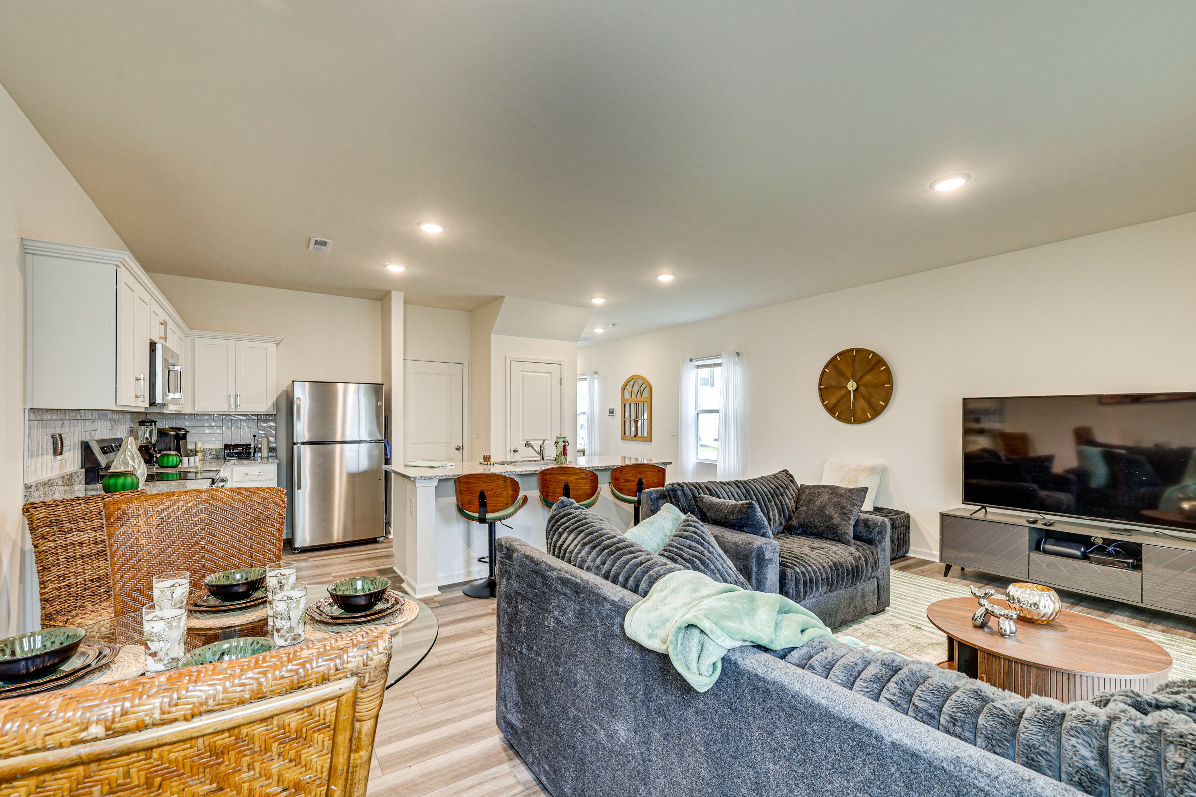 Living Room | Free WiFi | Smart TV | Central A/C | 1st Floor