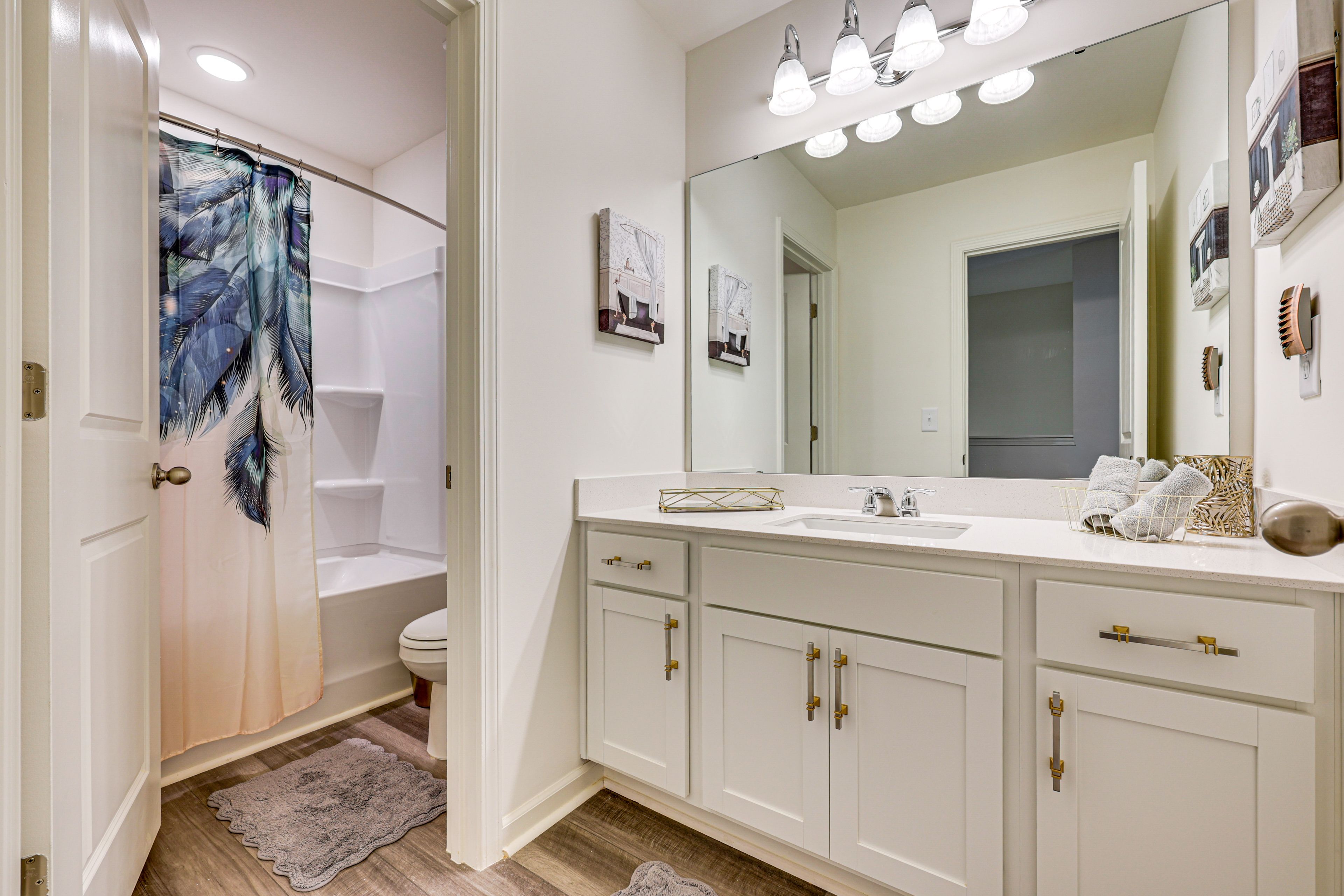 Full Bathroom | 2nd Floor