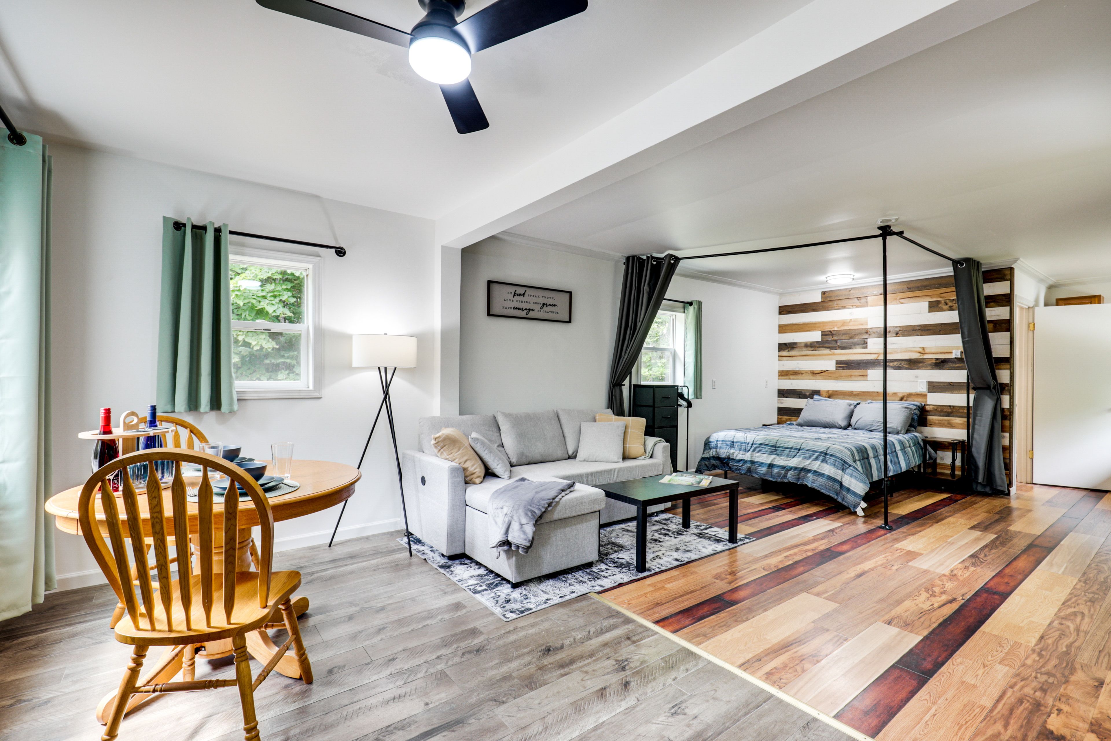 Studio | Queen Bed | Full Sleeper Sofa | Free WiFi | Smart TV