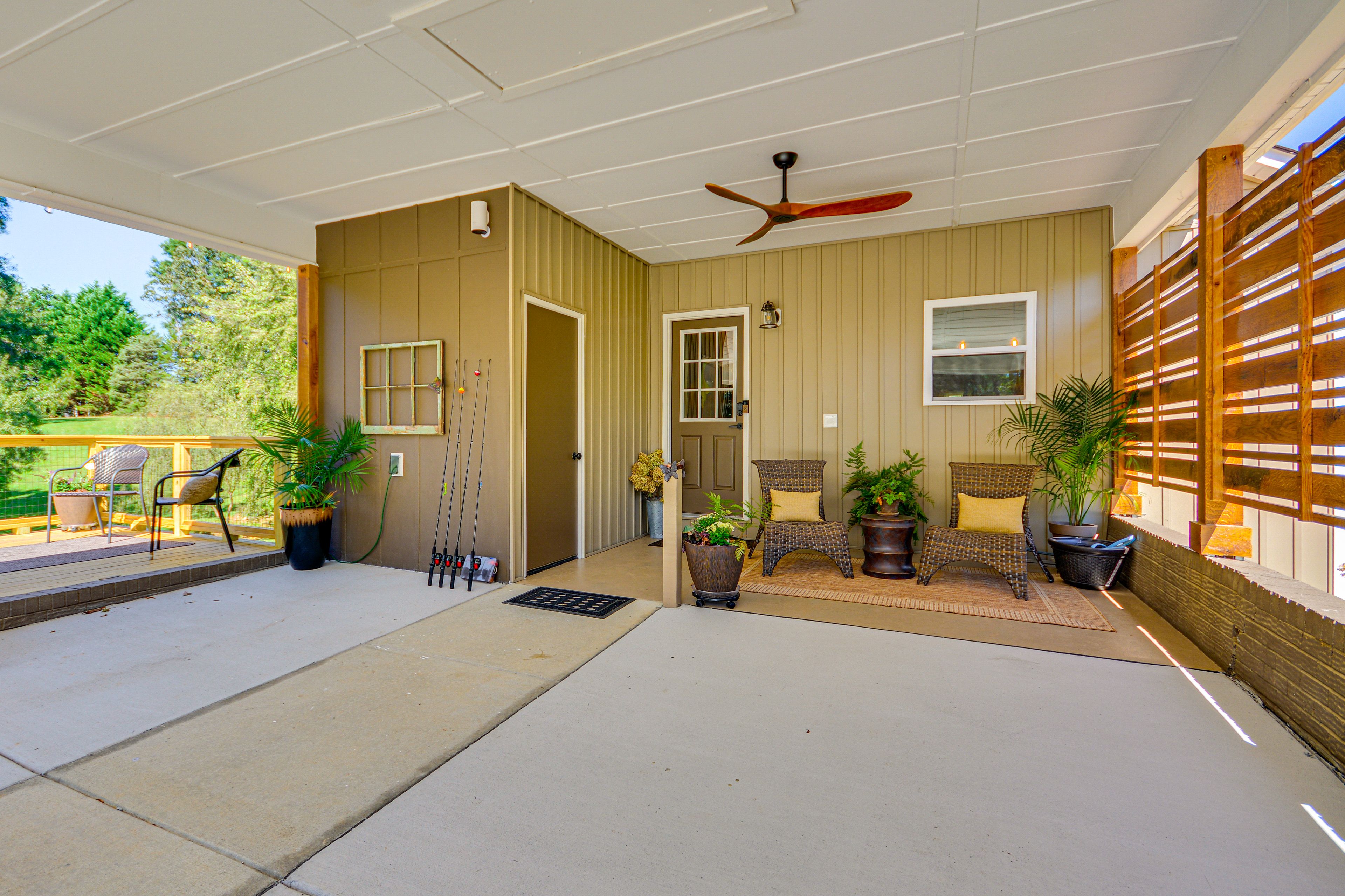 Covered Patio | Cornhole | Gas Grill | 4 Fishing Poles