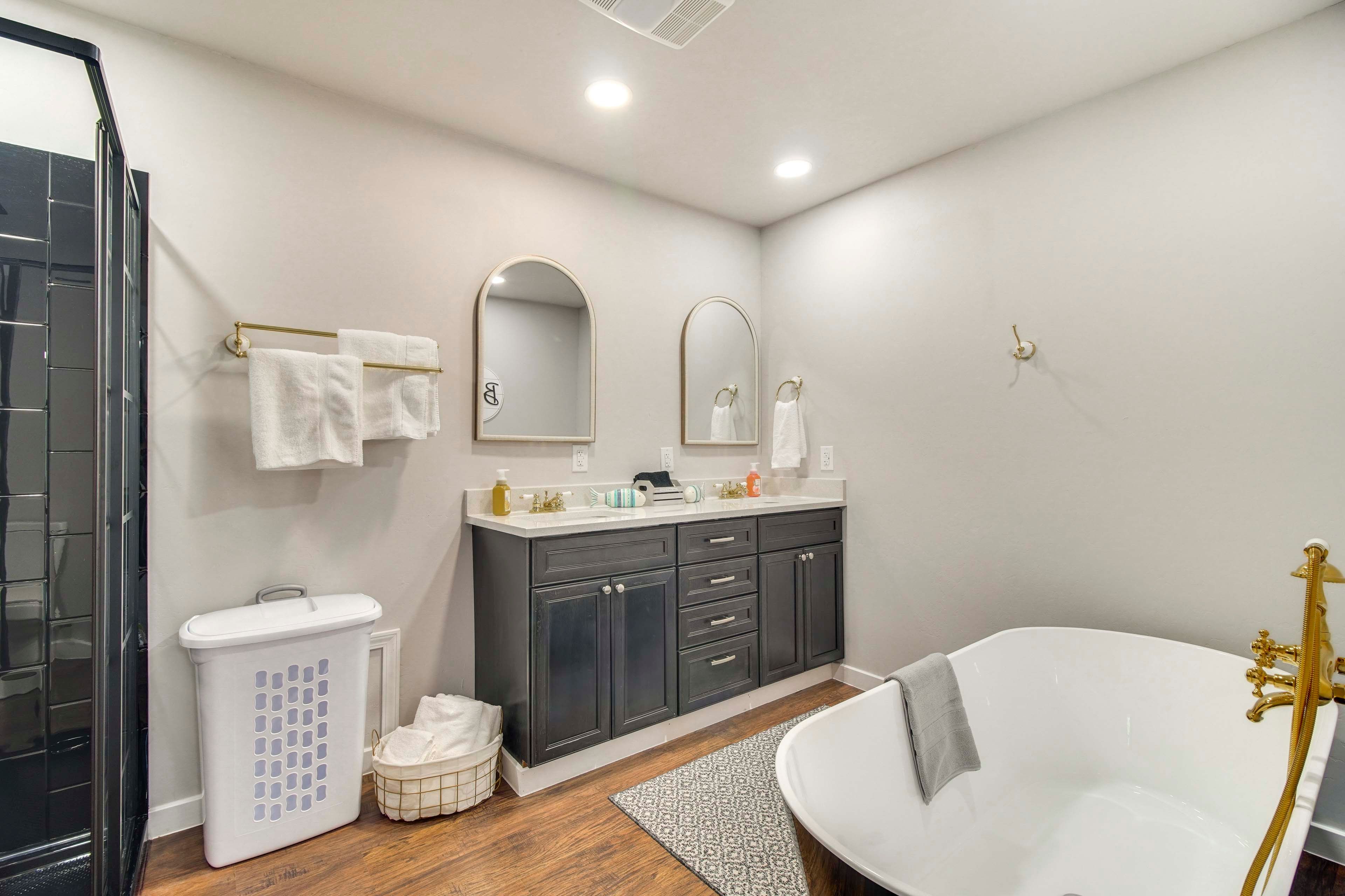 Full Bathroom | Towels Provided