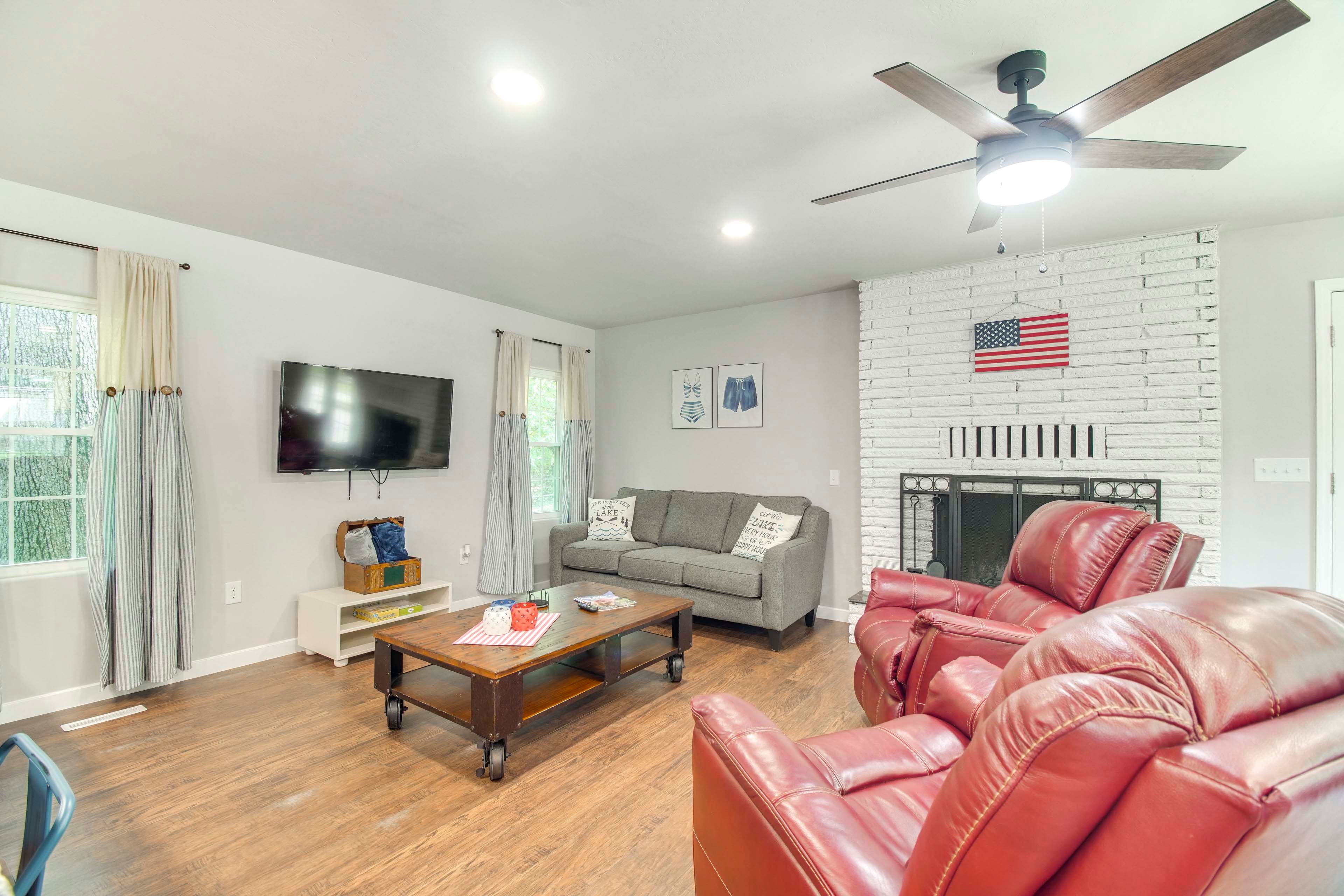Living Area | Smart TV | Fireplace Unavailable