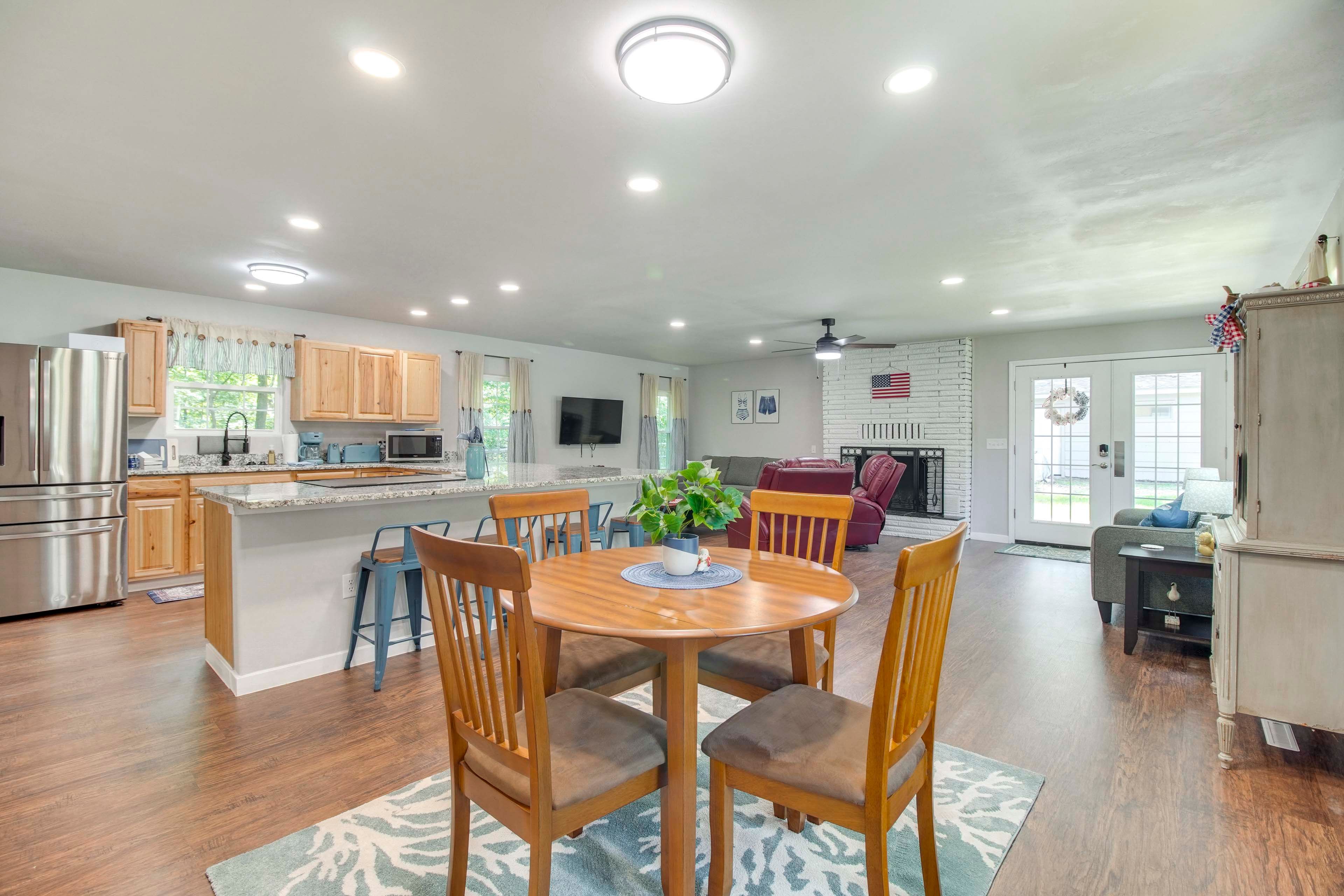 Dining Table | Breakfast Bar | Dishware/Flatware