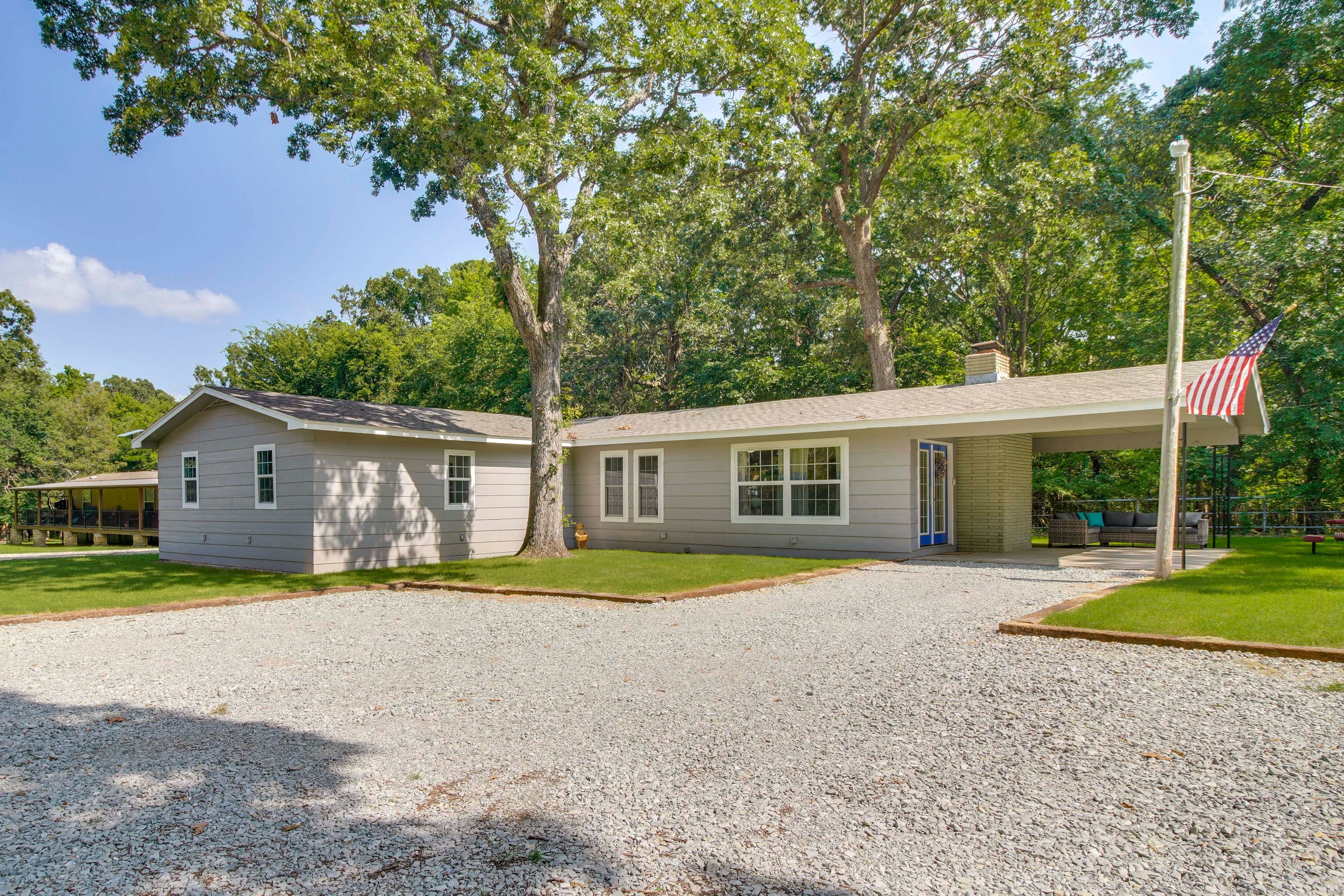 Parking | Driveway (4 Vehicles) | Trailer Parking Available (1 Max)