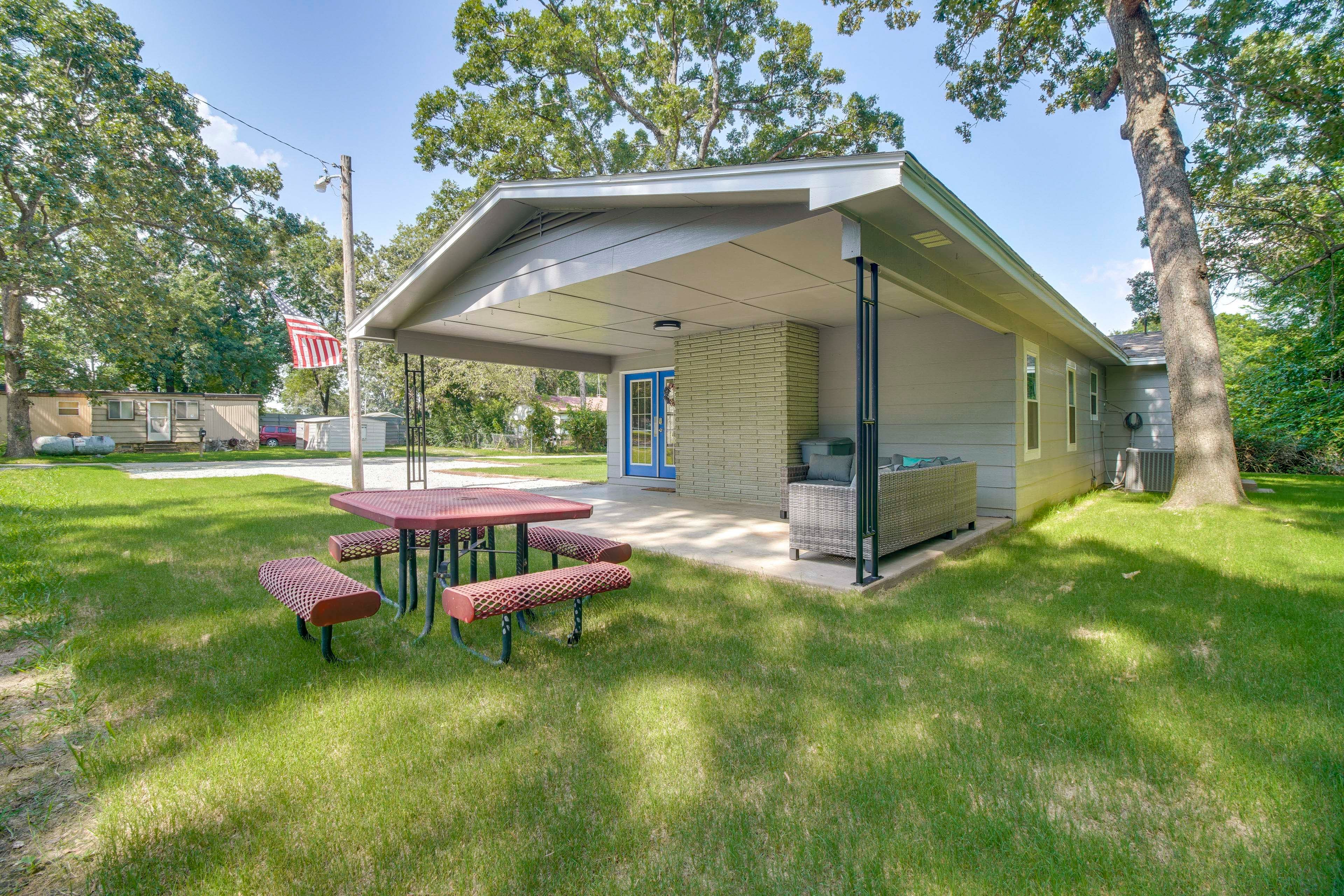 House Exterior | Picnic Table | Private Yard