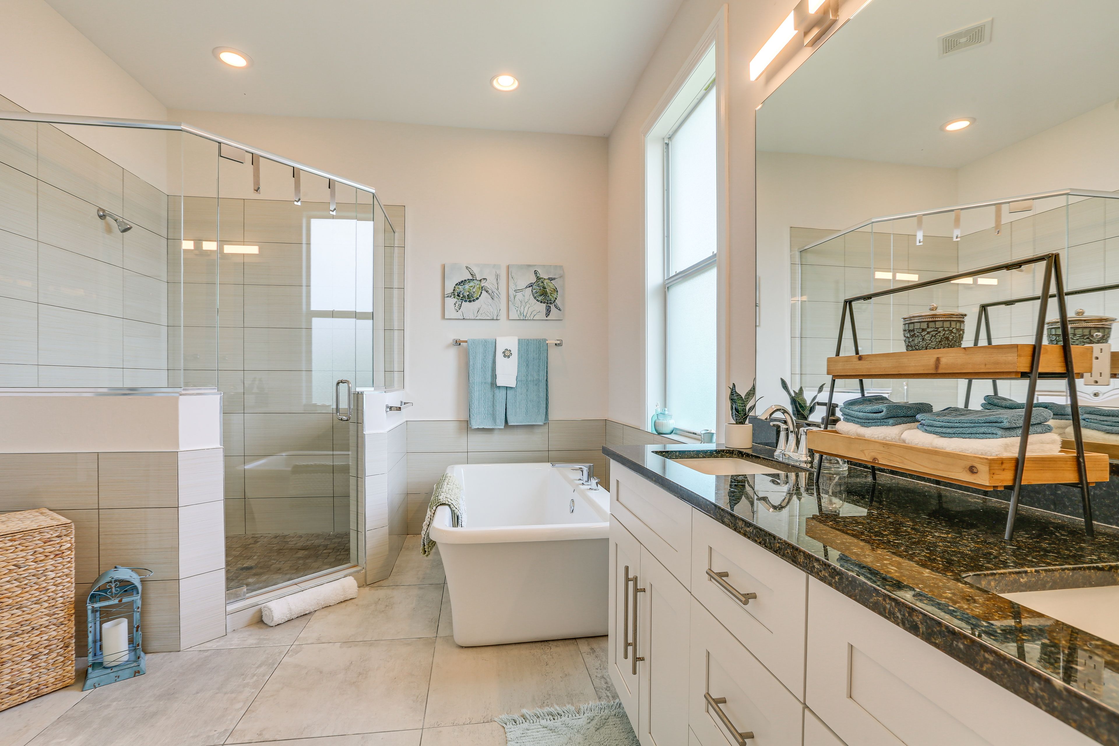 Full Bathroom | Towels Provided