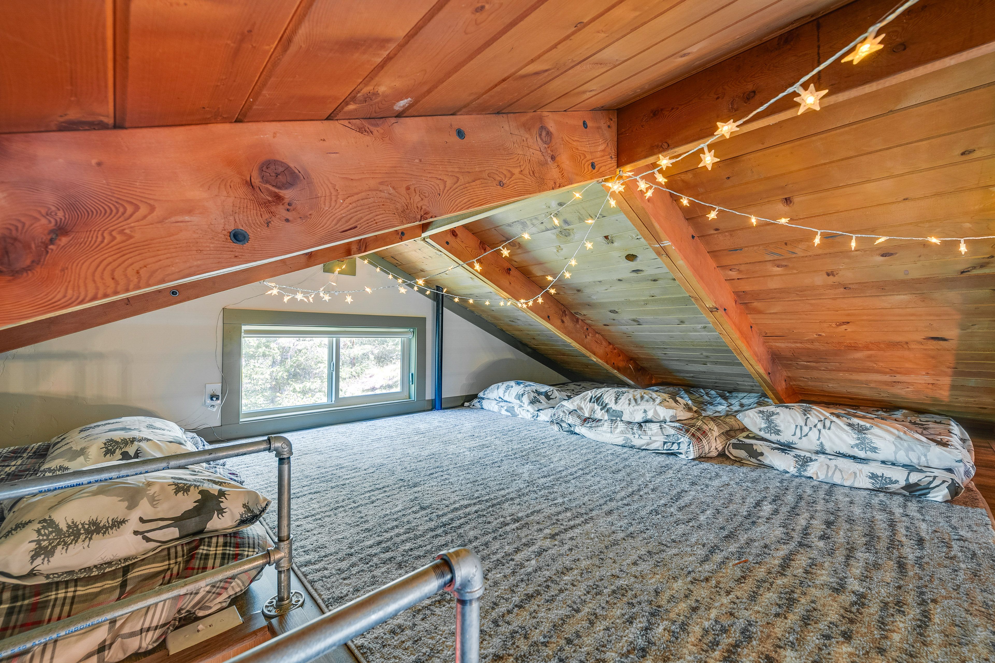Loft | 4 Twin Floor Mattresses | Upper Floor | Ladder Required