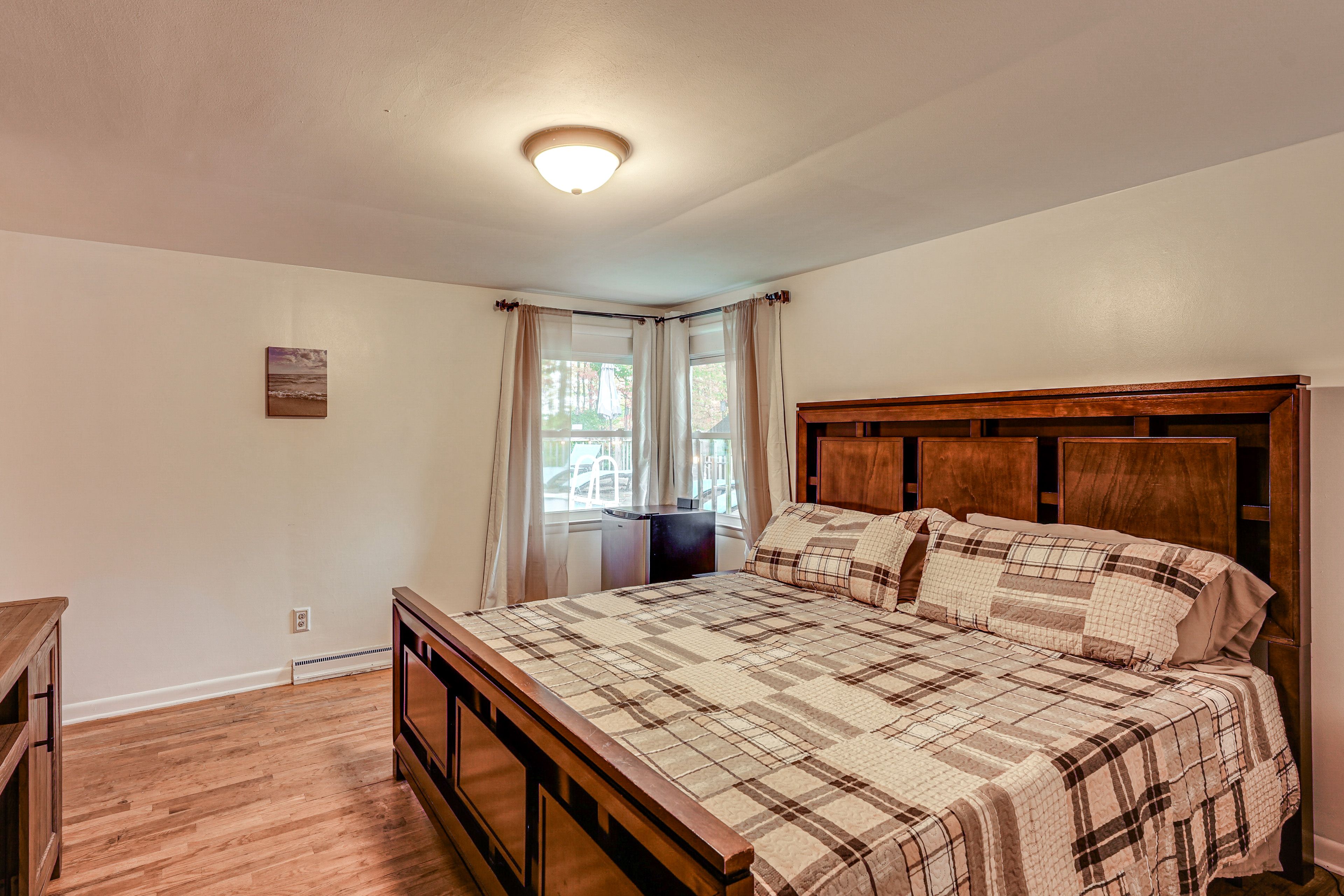 Bedroom 1 | 1st Floor | King Bed | Smart TV | Fireplace