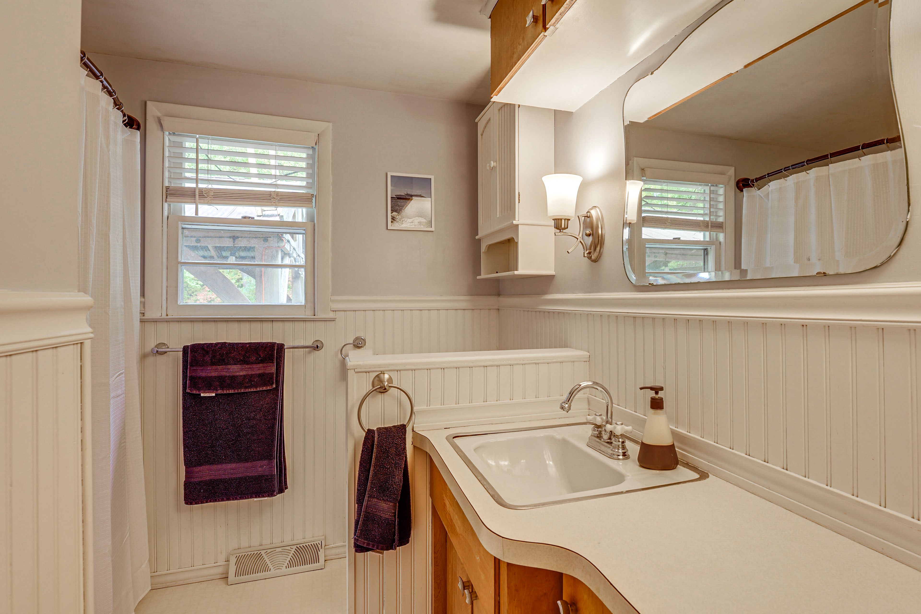 Full Bathroom | 1st Floor | Towels Provided