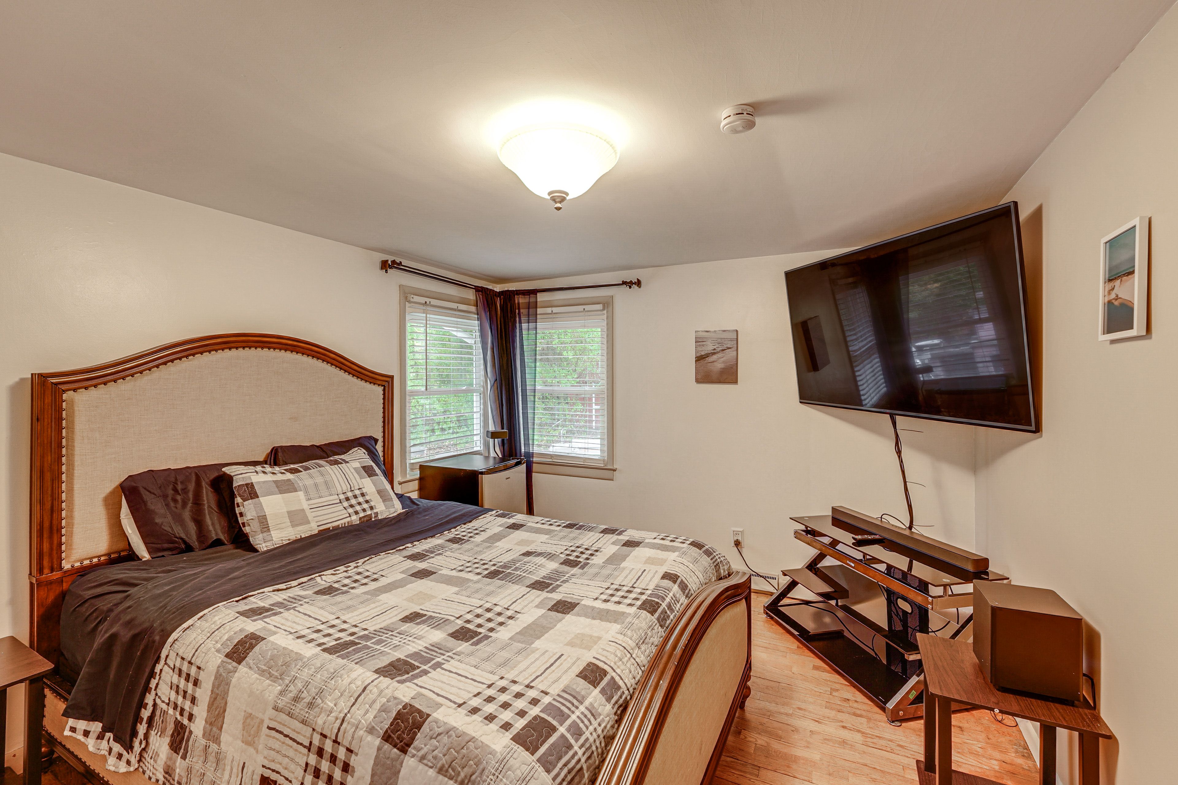 Bedroom 2 | 1st Floor | Queen Bed