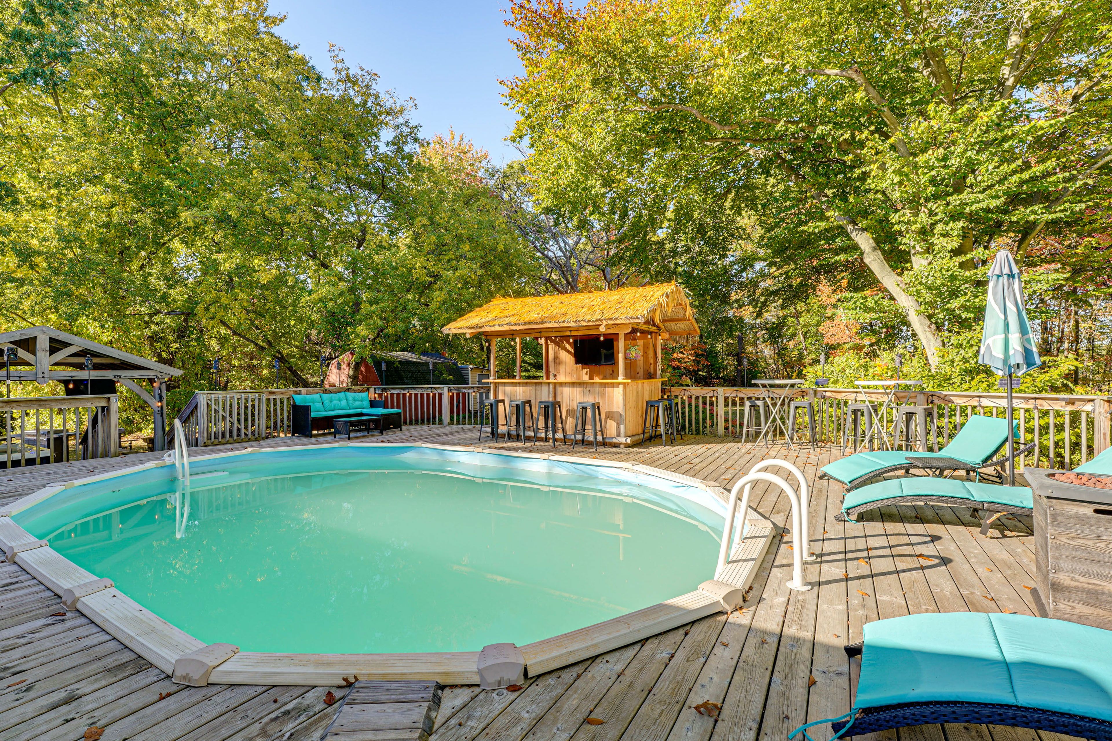 Private Pool | Bar Area