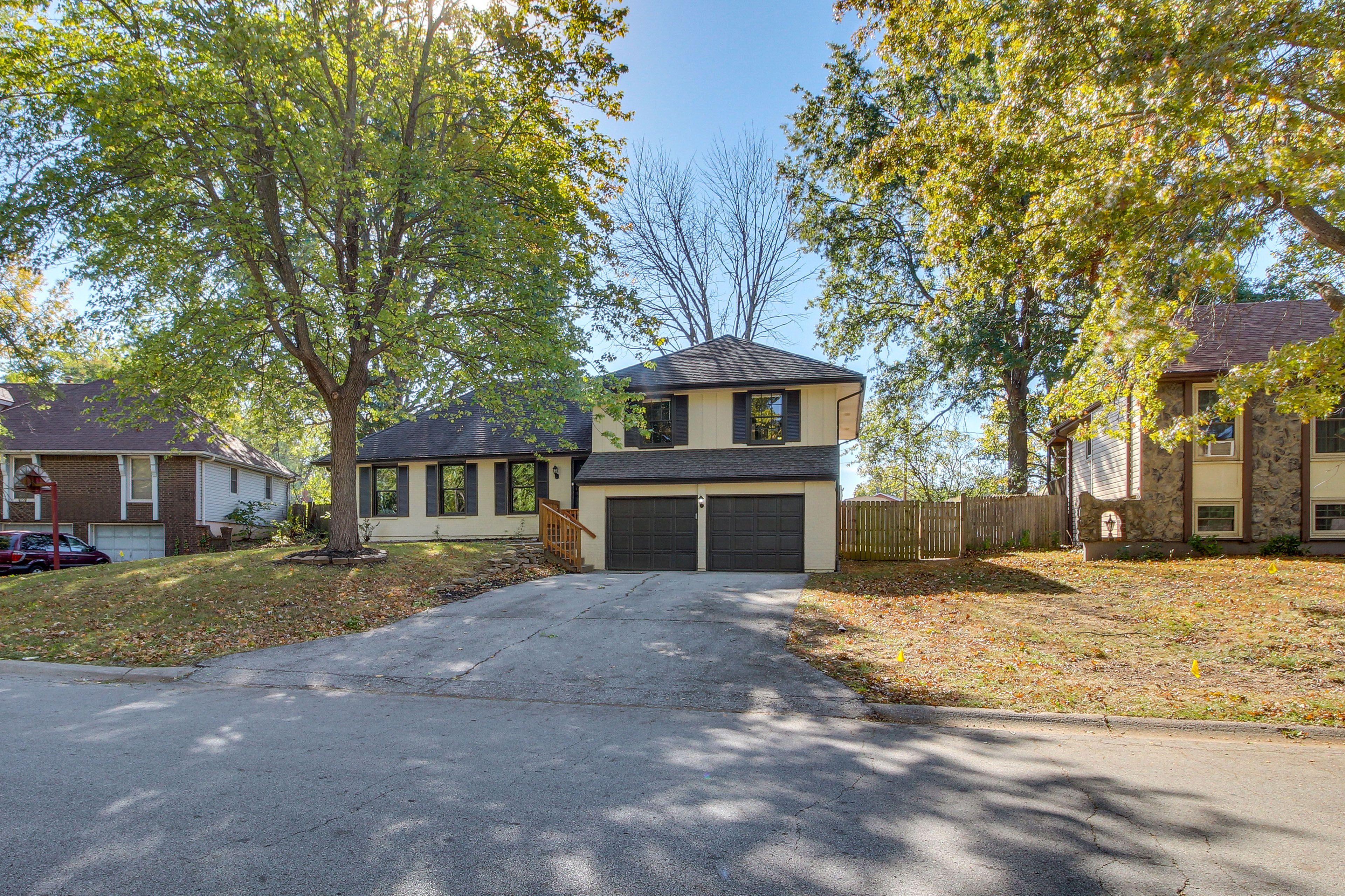 Parking | Garage (2 Vehicles) | Driveway (2 Vehicles)