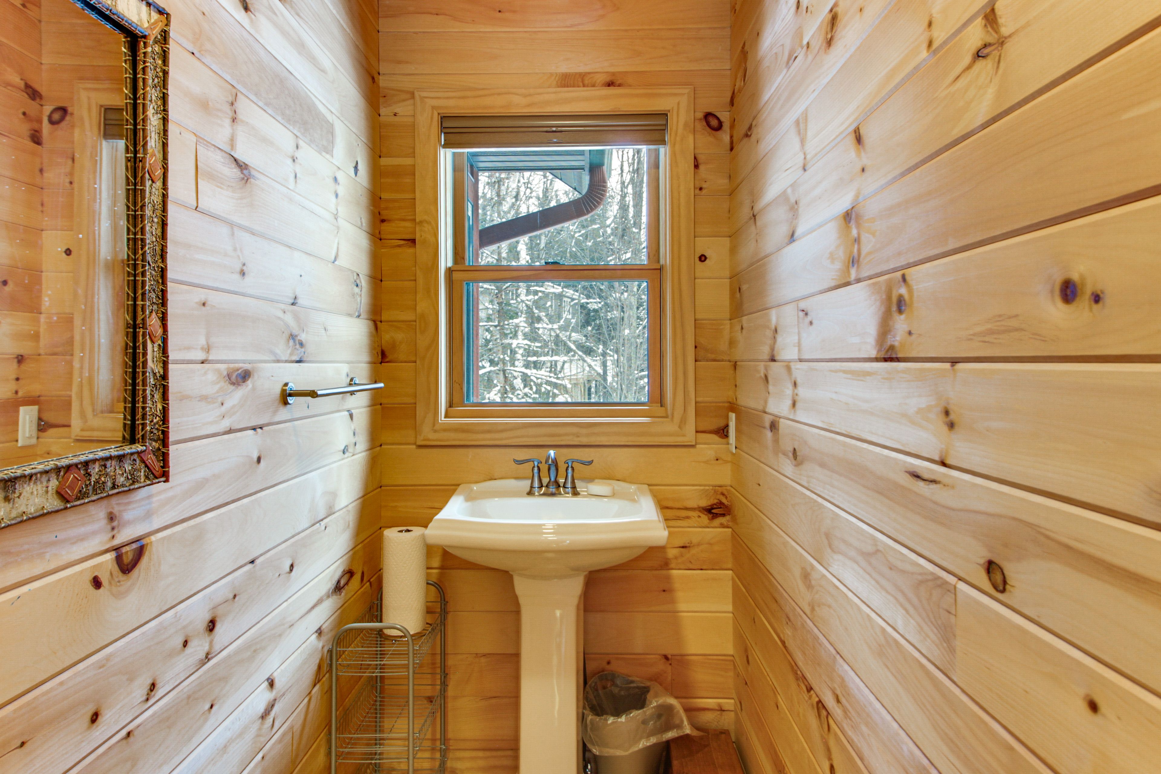 Half Bathroom | 1st Floor | Complimentary Toiletries | Towels Provided