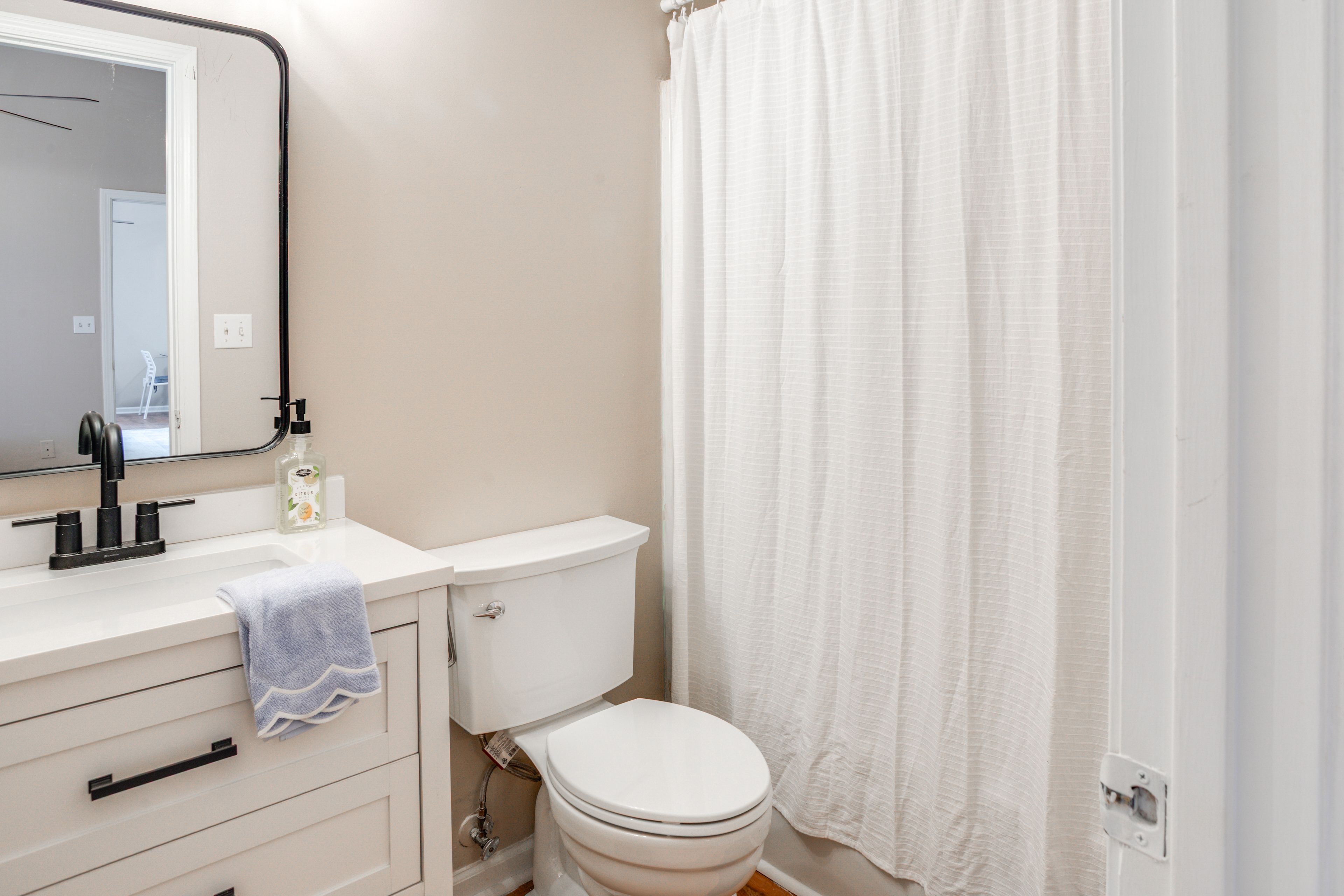 Full Bathroom | Complimentary Toiletries | Towels Provided