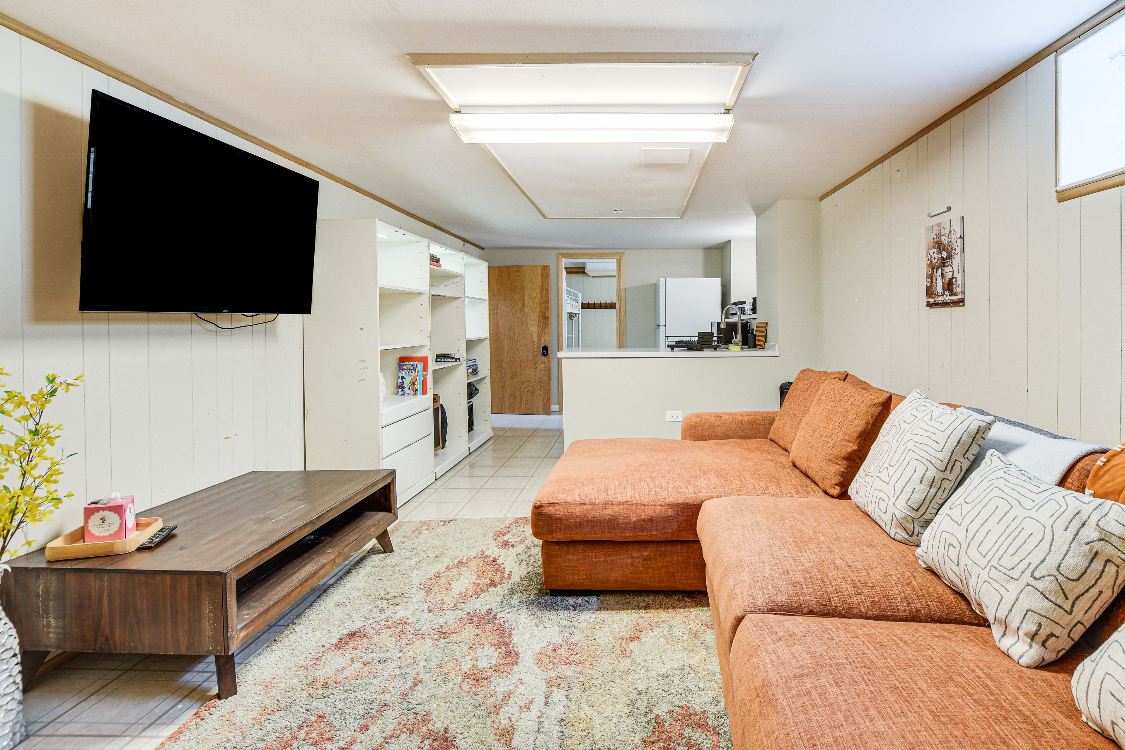 Living Room | Central A/C & Heating | Free WiFi