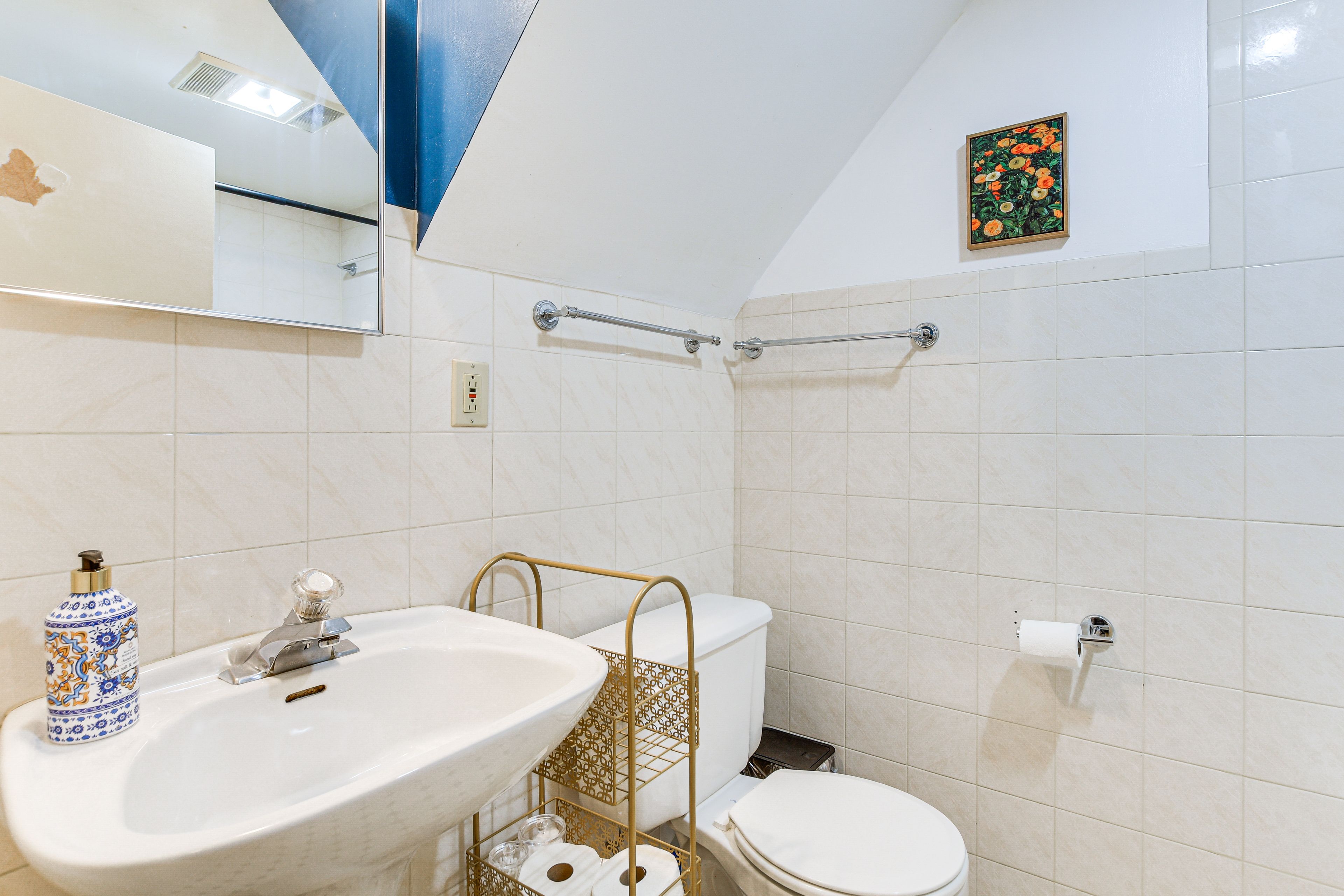 Full Bathroom | Towels Provided